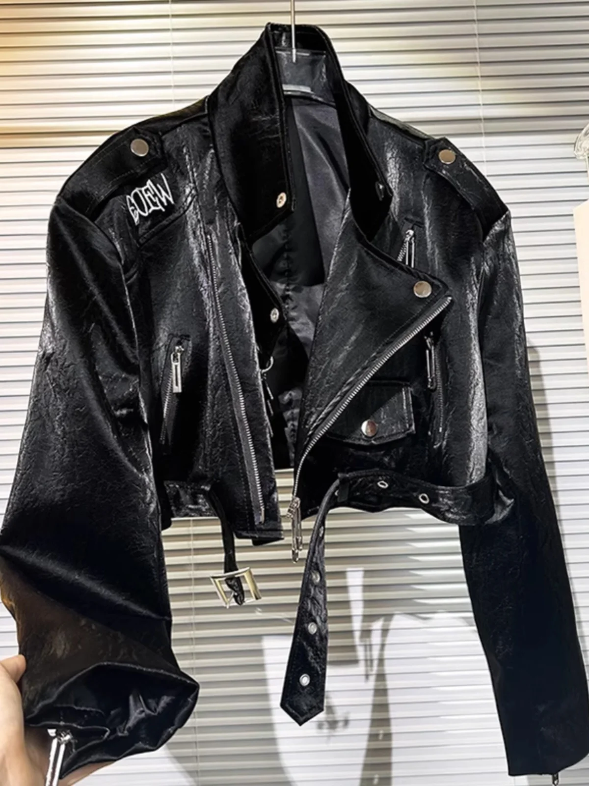 جاكيت نسائي من الجلد الصناعي المطرز بتصميم فتاة البانك، موديل جديد للربيع، أنيق للتنقل اليومي، تصميم مستقيم