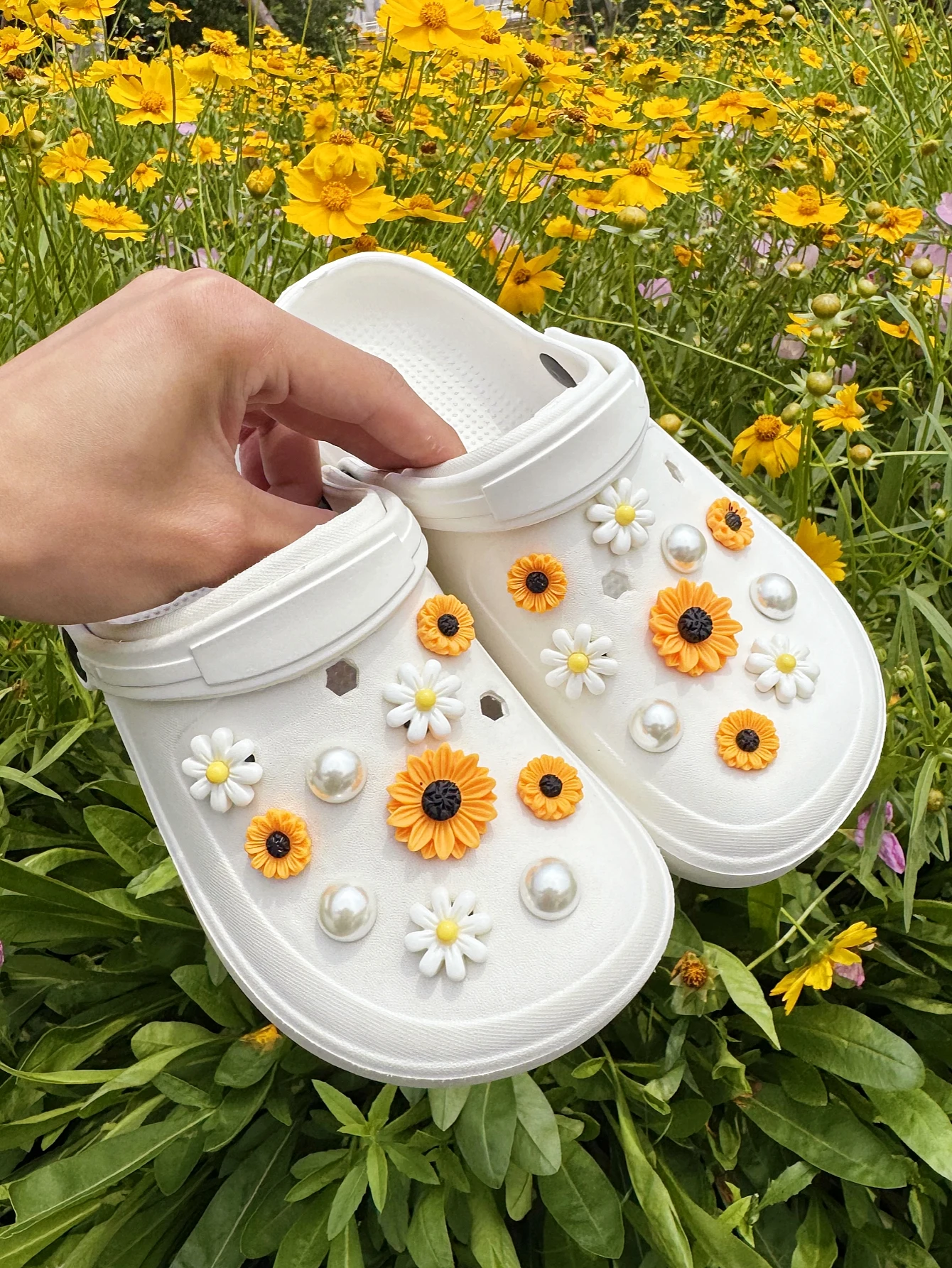 20pcs Cute Casual Shoe Buckle DIY Decorations Sunflower White Flower Pearl for Shoes with Holes And Sandals