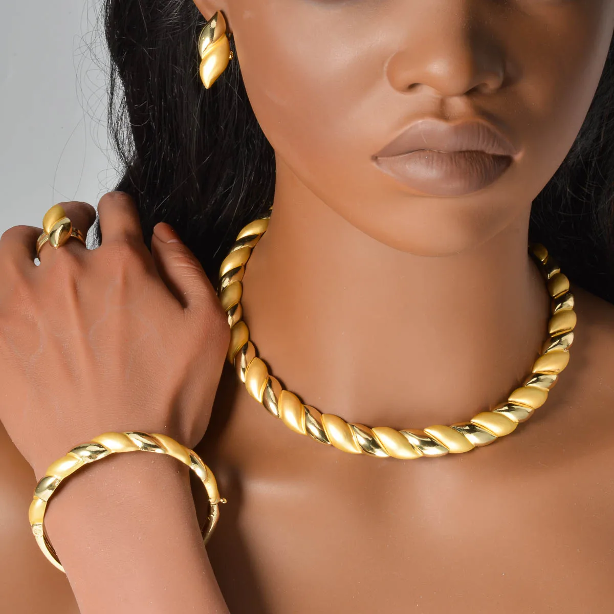 Luxury Dubai Jewelry Woman Jewelry Necklace/Ring/Earrings/Bracelet Set for Girls Stylish Accessories Party Jewelry