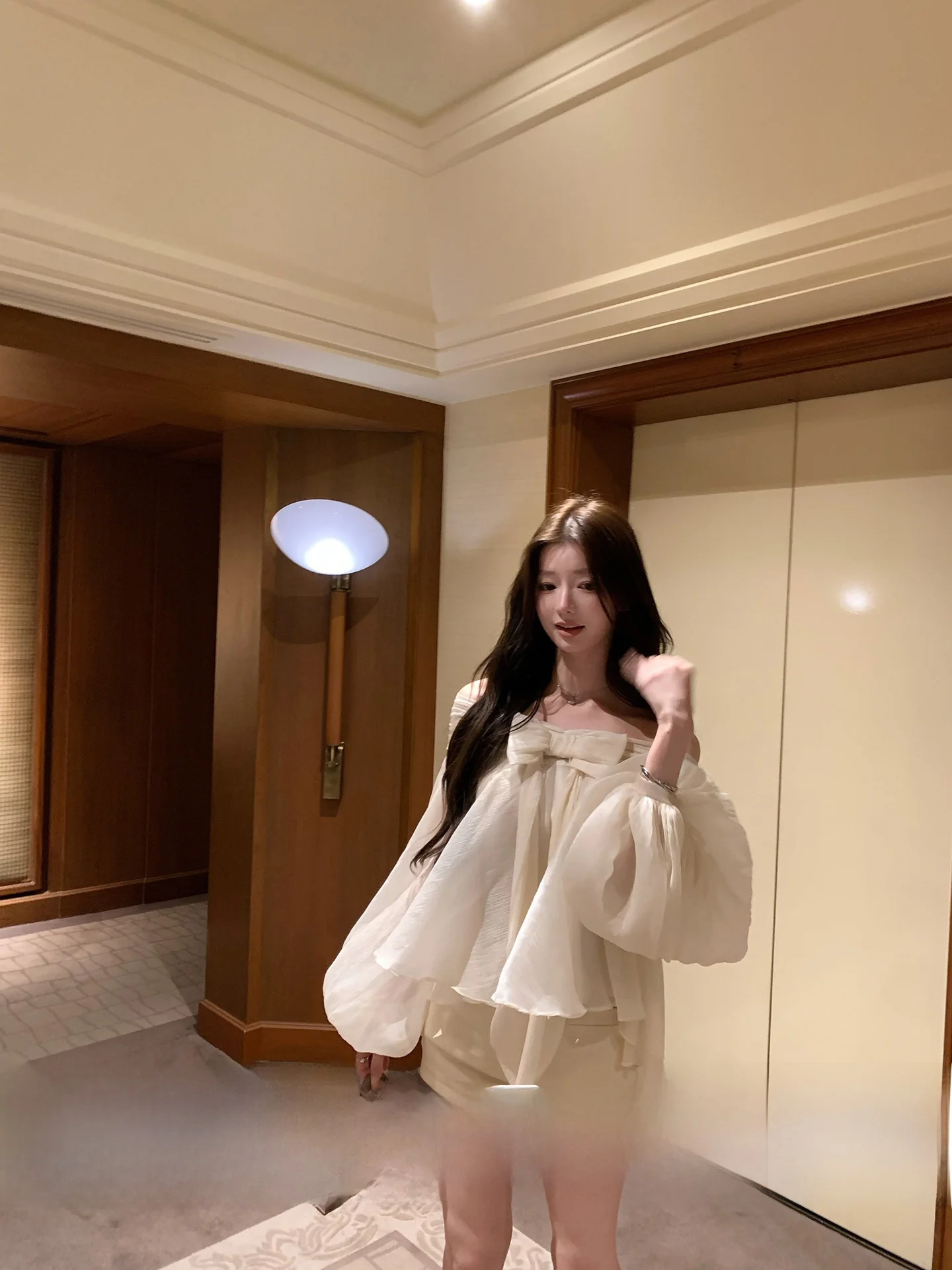 

Женский шифоновый топ YOLI Princess Holiday в стиле принцессы, с одним открытым плечом, рукавами-фонариками, свободного кроя, стройнящий, бежевого цвета