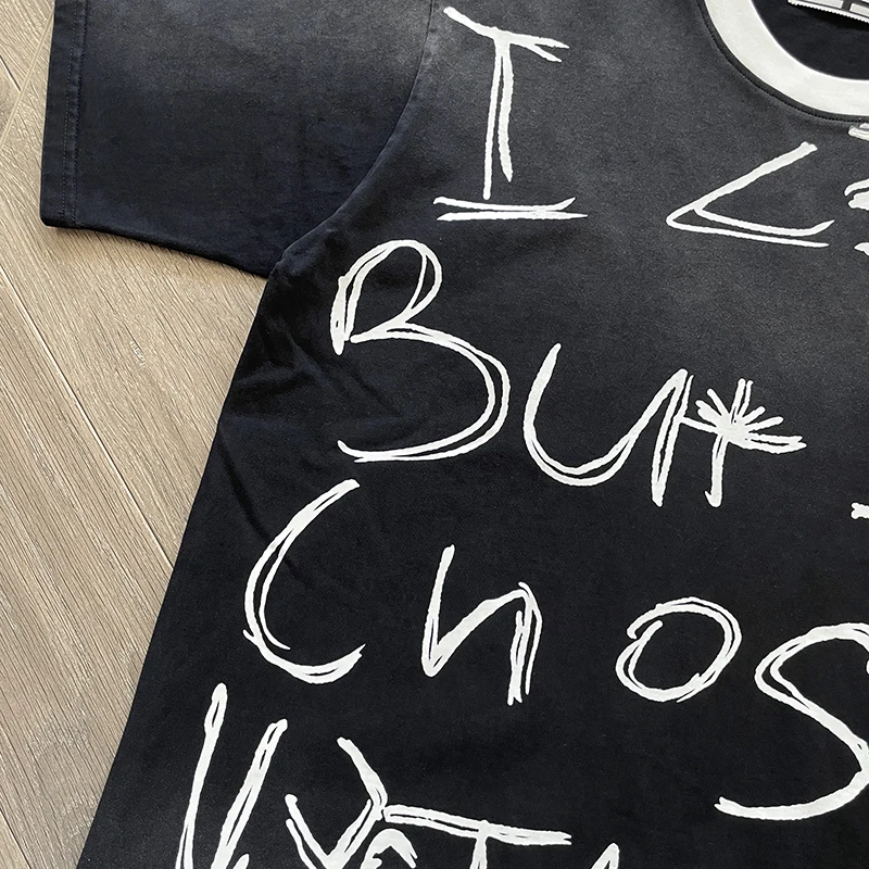 Vertabrae المختار المحملة الزيتون التباين الربط العنق عارضة قصيرة الأكمام تي شيرت