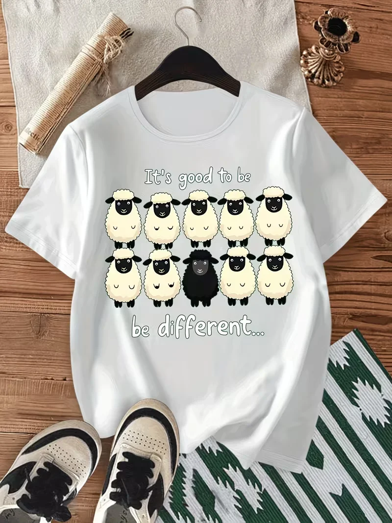 Es agradable tener una camiseta deportiva informal de corte holgado, cuello redondo, manga corta, con muchas líneas de texto y una pequeña oveja.
