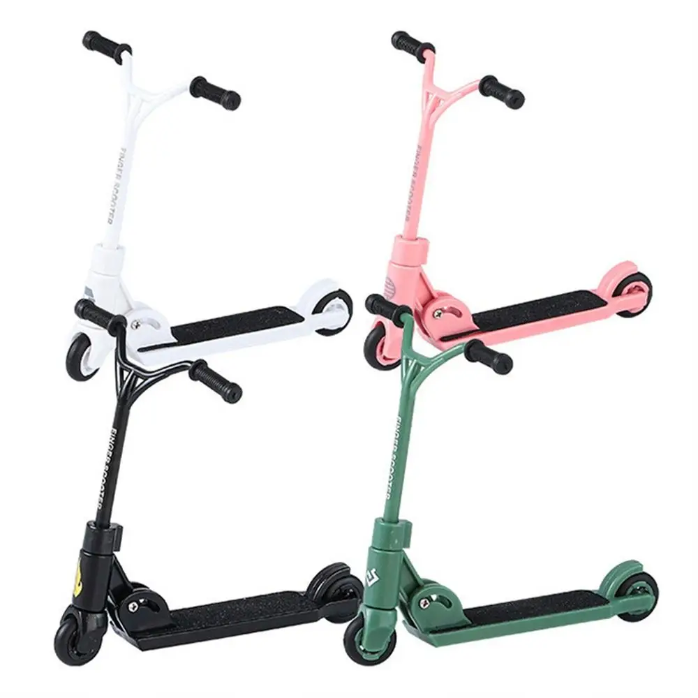 Giocattolo sportivo Scooter da dito pieghevole Mini scooter multicolore a due ruote Simulazione Skateboard da dito in plastica Allenamento con le dita