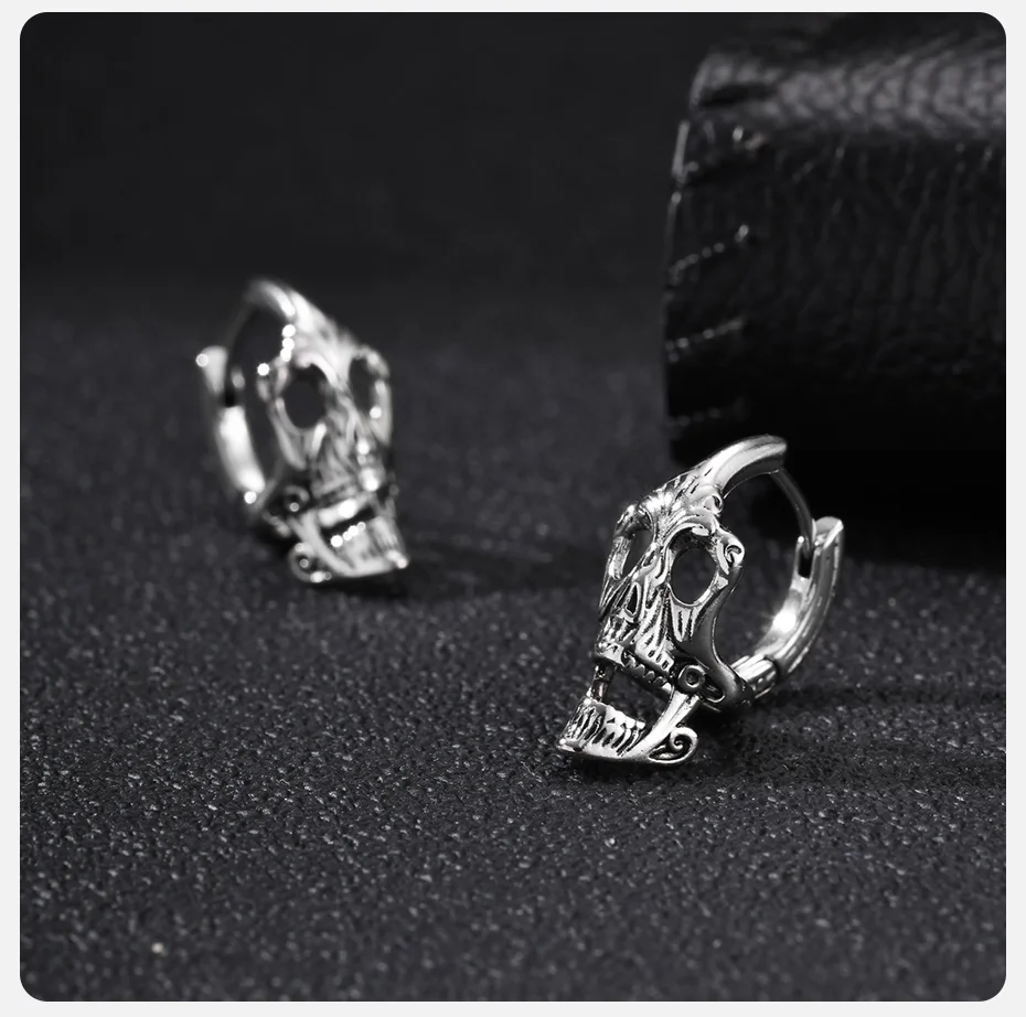 Vnox Gothic Totenkopf Huggie Hoop Ohrringe für Männer, Edelstahl Punk Hohl Skelett Rock Halloween Vintage Ohrschmuck Geschenk – Detail 6
