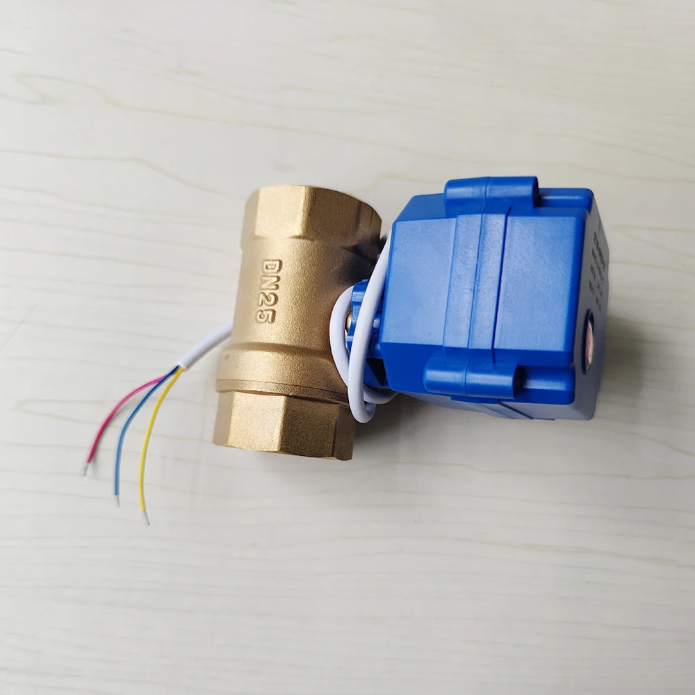 

DC12V CR02 DN15 DN20 DN25 Латунный электрический крановый клапан с 3 отдельными кабелями, давление 1,0 МПа 0-90 ℃ Рабочая температура при трубе