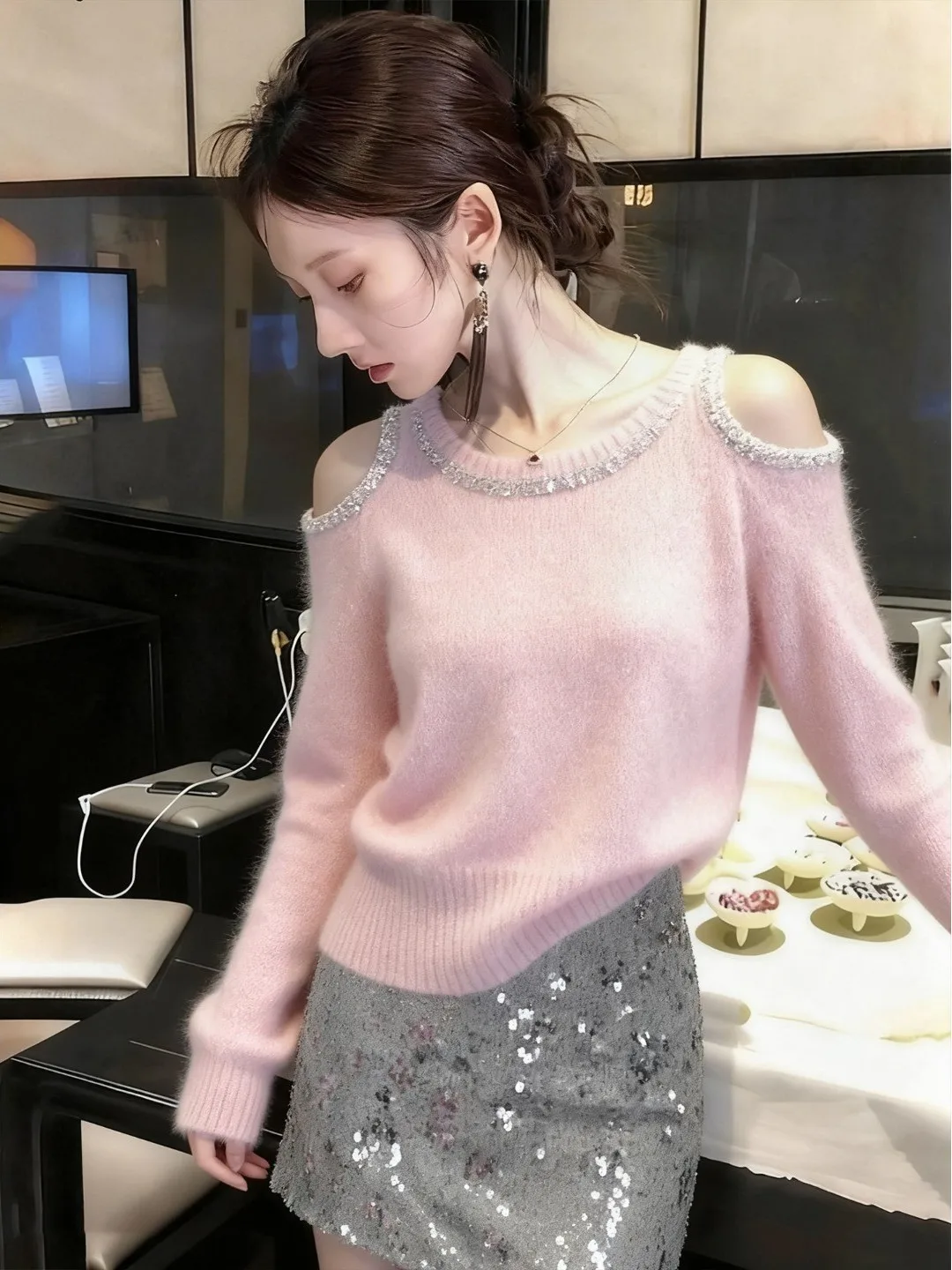 Sweet Style Shoulder Bared Knitted Sweater round Neck Loose Fit Knitwear for Women Daily Wear Age Reducing Effect