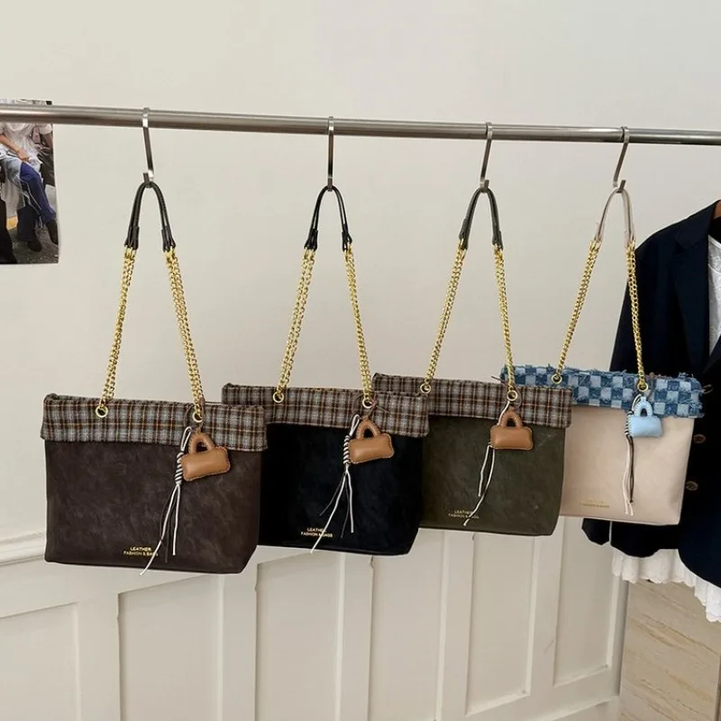 

Stylish Sleek Underarm Bag Office Daily Work Commuting 2025 New Model Exquisite Sophisticated Fashionable Practical