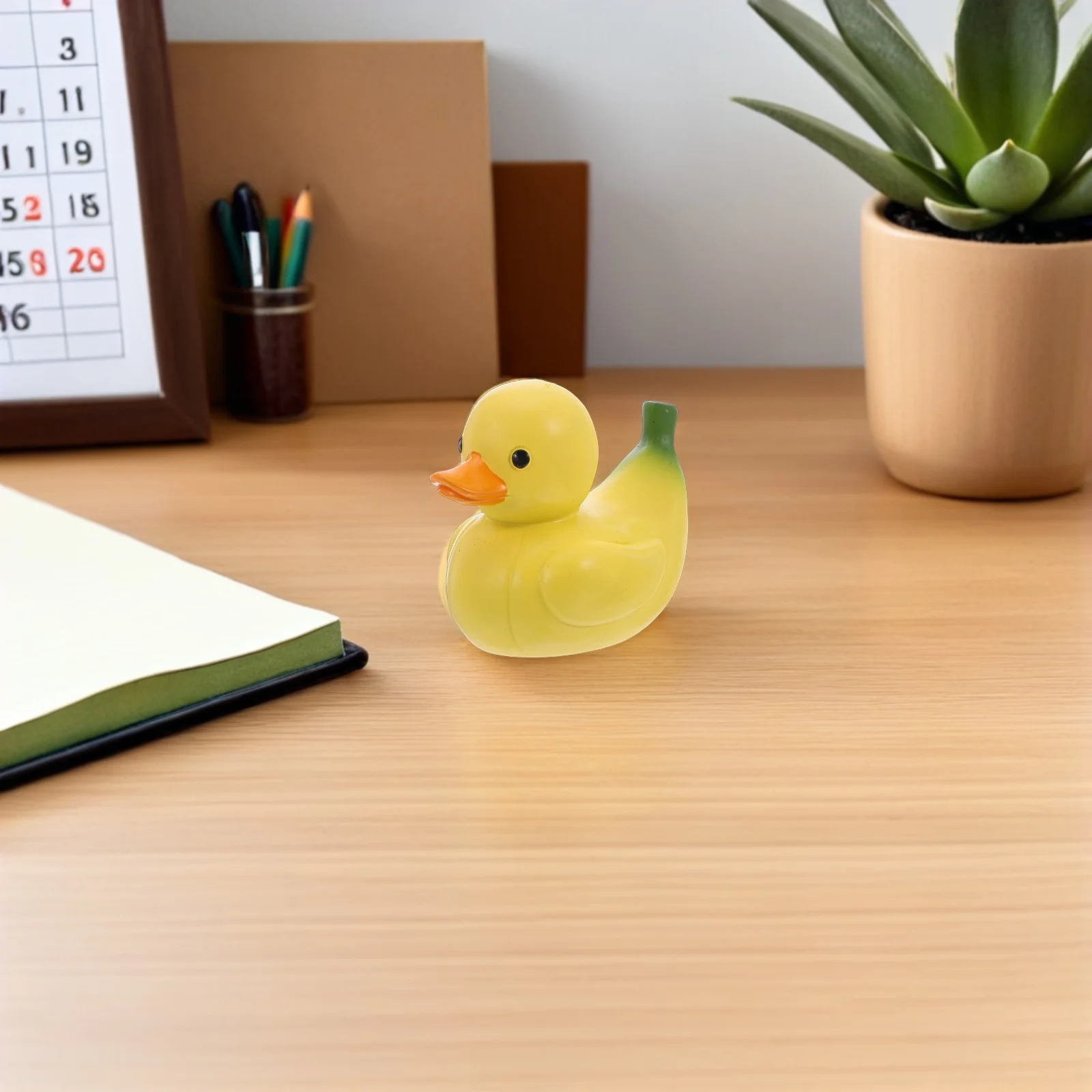 งานประติมากรรมเรซิ่นรูปเป็ดกล้วย ของตกแต่งโต๊ะทำงาน รถยนต์ ดีไซน์สร้างสรรค์ รูปสัตว์จิ๋ว น่ารัก ผลไม้ผสมผสานกับสัตว์ เหมาะสำหรับตกแต่งสำนักงาน