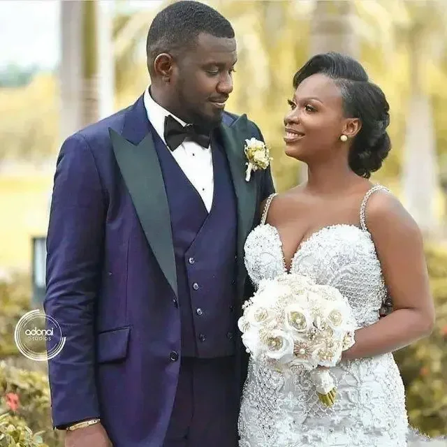 Maßgeschneidertes Meerjungfrau-Hochzeitskleid mit Spitze und Applikationen, Spaghetti, schwarzes Mädchenmantel, Übergröße, Sweep-Zug, Brautkleid nach Maß