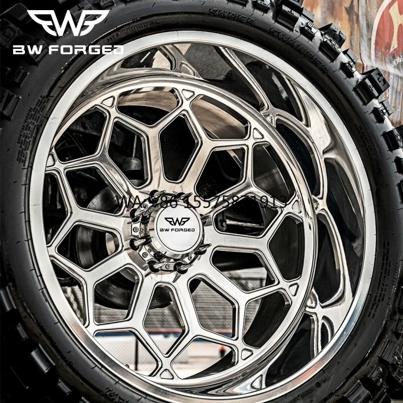 

Кованые хромированные колесные диски 24x14 и 26x12 с PCD 8x180, 6x135, 8x170 для тяжелых пикапов.