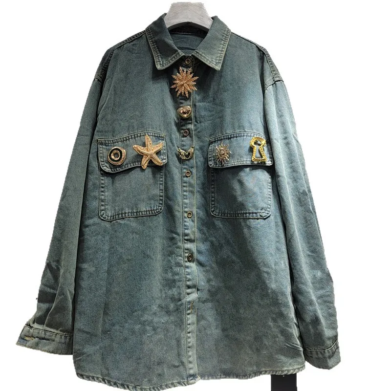 2026 Neues, mit Metallschnalle verziertes, modisches, stilvolles Design, Umlegekragen, lockeres, mittellanges Jeanshemd für Damen, Frühlingsoberteile