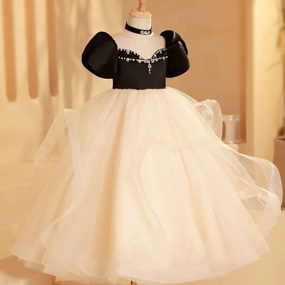 

Бальное платье черного и цвета слоновой кости. Вечернее платье. Длинное тюлевое платье с бантом с открытыми плечами. Блеск без рукавов.