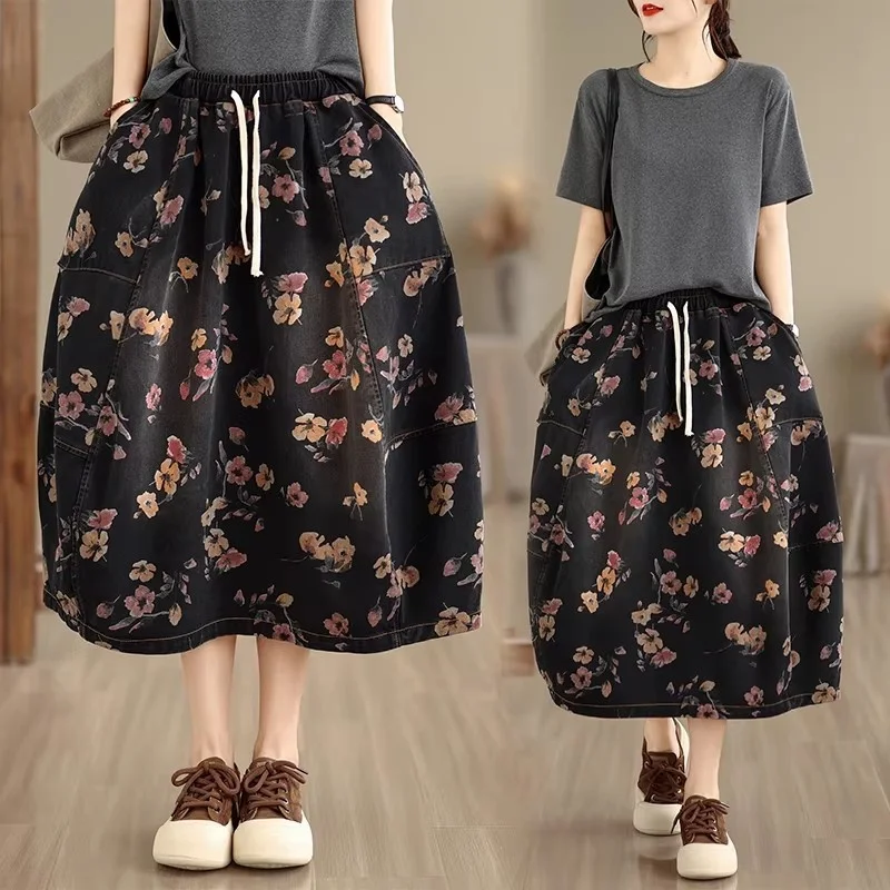 Saia Jeans Feminina Estampada com Cintura Elástica, Coleção Primavera Verão 2026, Estilo Retrô Artístico, Casual Solta com Recortes, Saia Jeans Midi j359