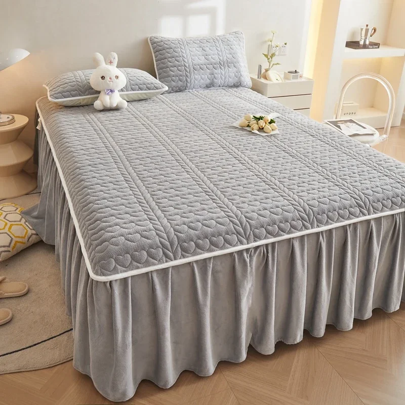 Simple wind thickened milk fleece bed skirt three-piece set warm in autumn and winter solid color fleece non-slip bed cover