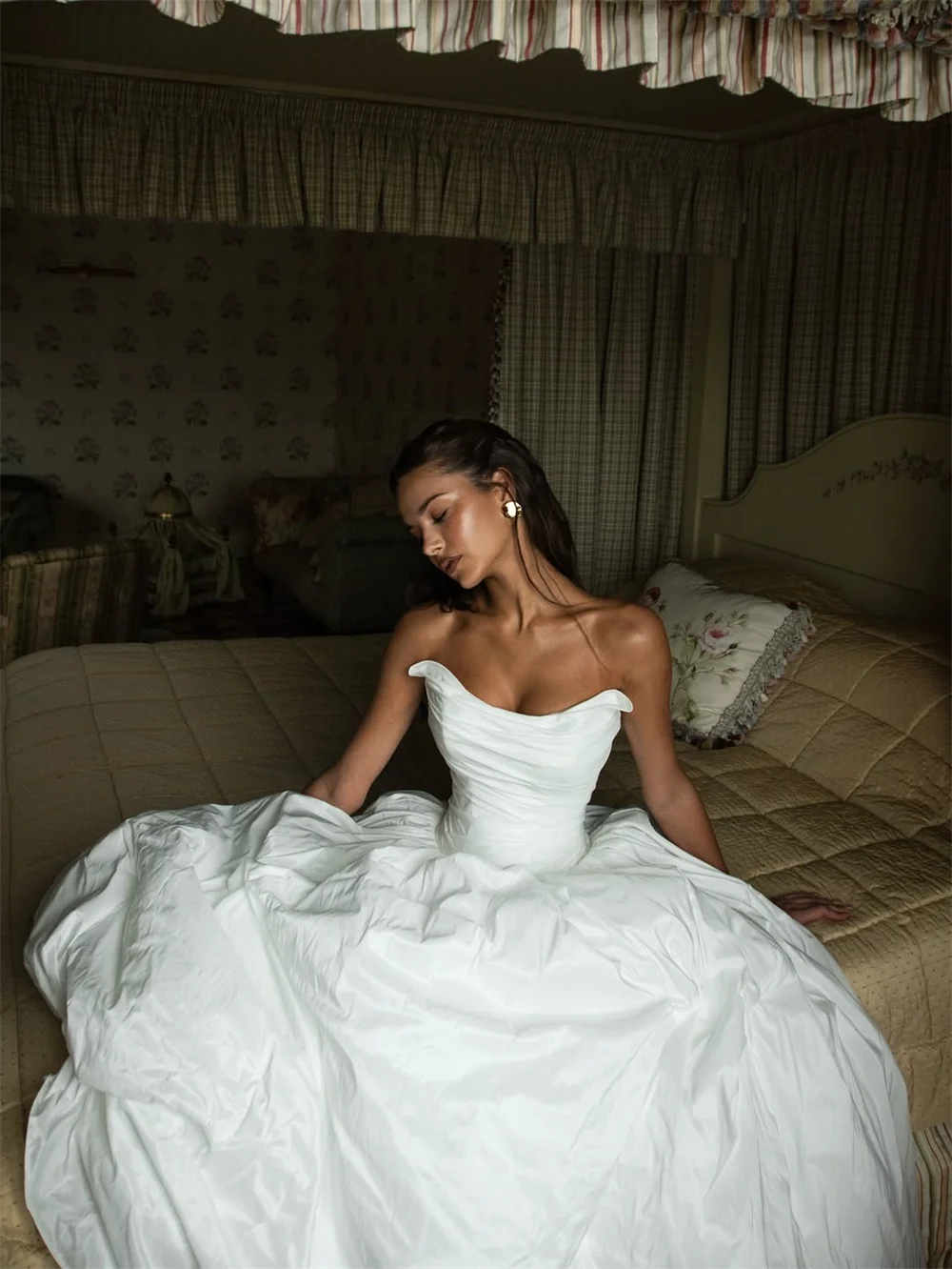 ชุดแต่งงานแบบสั่งตัด ผ้าซาติน สายเดี่ยว คอวี กระโปรงจีบ  ชุดเจ้าสาวหรูหรา  ชุดแต่งงานสำหรับงานแต่งงาน