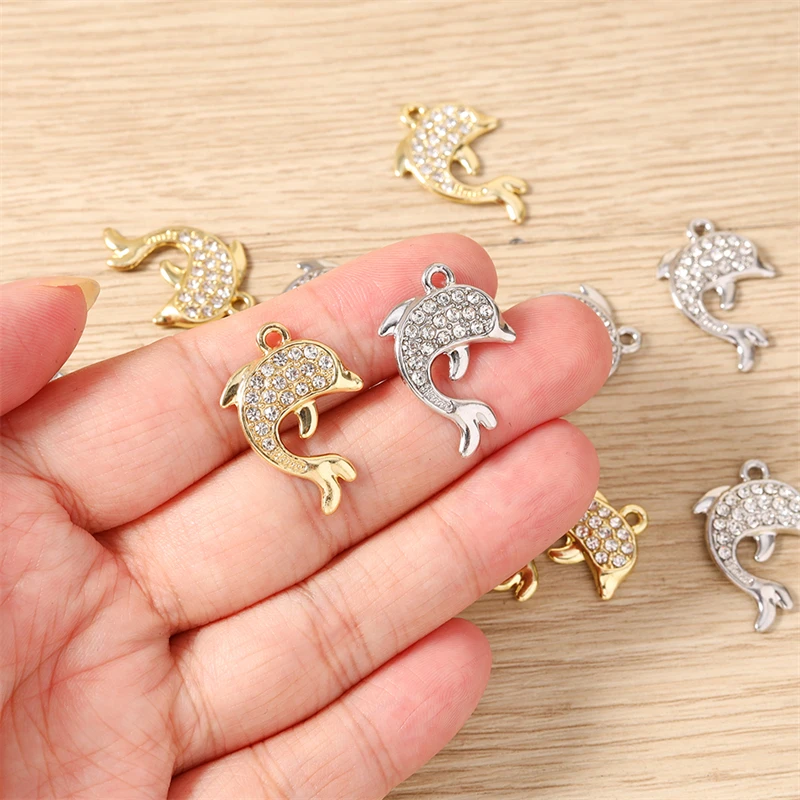 10 Stück, 18 x 25 mm, niedliche, gold- und silberfarbene Kristall-Metall-Delfin-Anhänger zum Basteln von DIY-Halsketten, Ohrringen und Schmuckaccessoires. – Detail 3