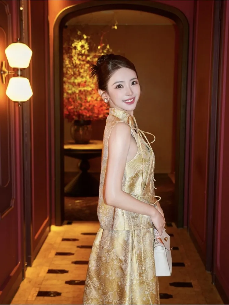 A new Chinese-style stand-up collar jacquard light luxury heavy embroidery vest and skirt set for women