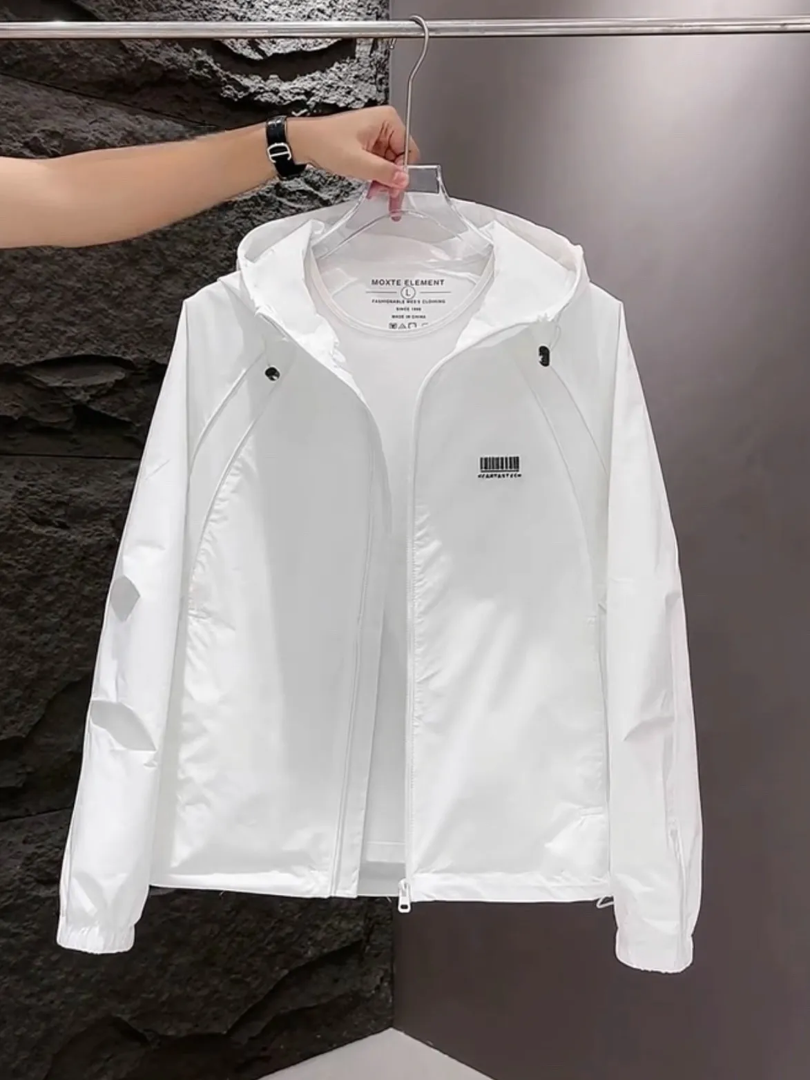 

Модная универсальная облегающая рабочая одежда Jaet, осенняя тонкая верхняя одежда, мужская ветровка с капюшоном, повседневная молния, украшение в полиэстере...