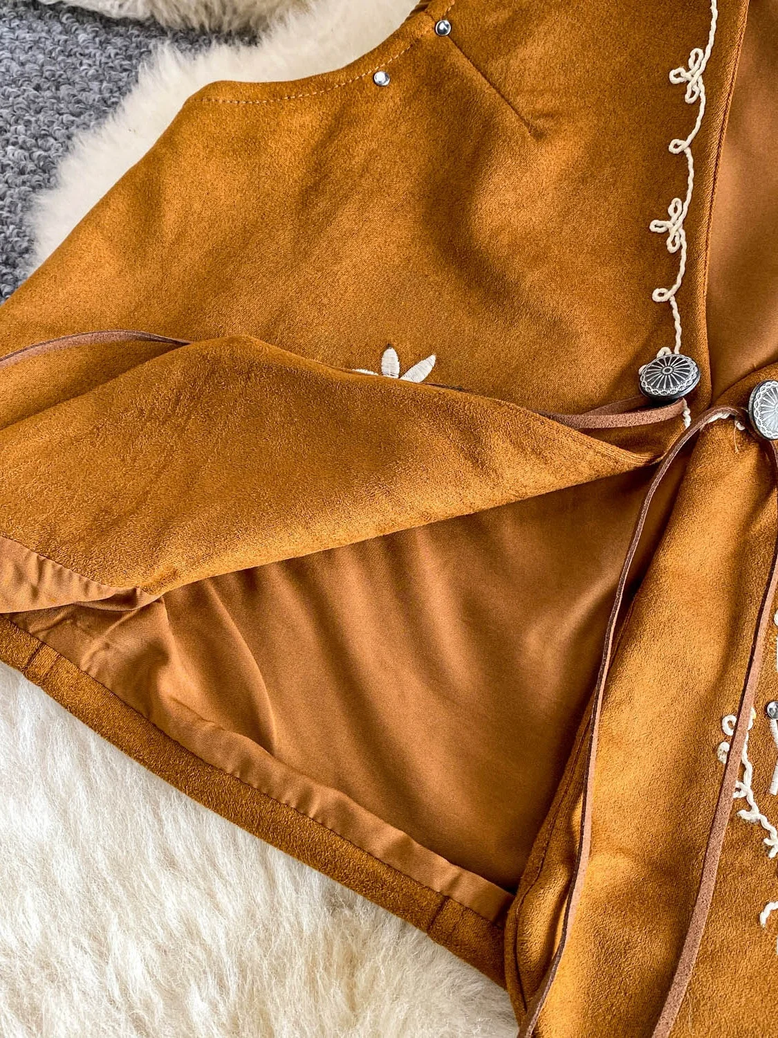 เสื้อกั๊กถักแบบหนาสีน้ำตาลสำหรับผู้หญิง แบรนด์ Vaion ผ้าหนังกลับลายกวาง ทรงวี เหมาะสำหรับใส่เดินทาง ให้ความอบอุ่นระดับปานกลาง