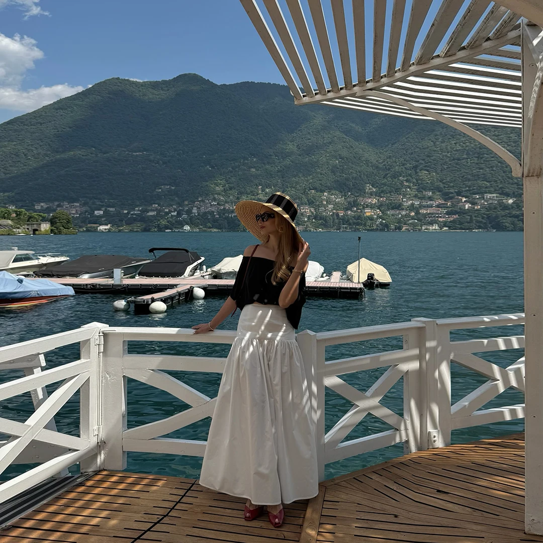 تنورة صيفية أنيقة من الساتان الأبيض لعام 2025 تنورة أنيقة غير رسمية عالية الخصر على شكل حرف a تنانير متوسطة الطول للعطلات مصنوعة حسب الطلب للسيدات عصرية