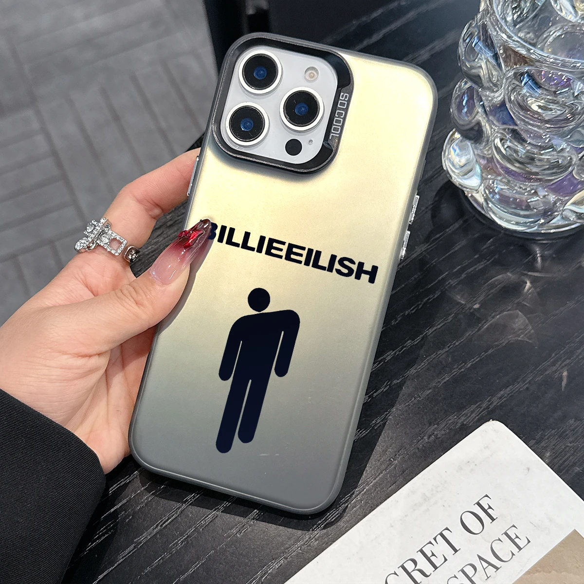 Funda Hit Me Hard BillieS para iPhone 17 Air 16 15 14 11 Pro Max Plus 13 12 Mini X 8 7 X Xs, Carcasa Protectora Antigolpes con Bumper de Color