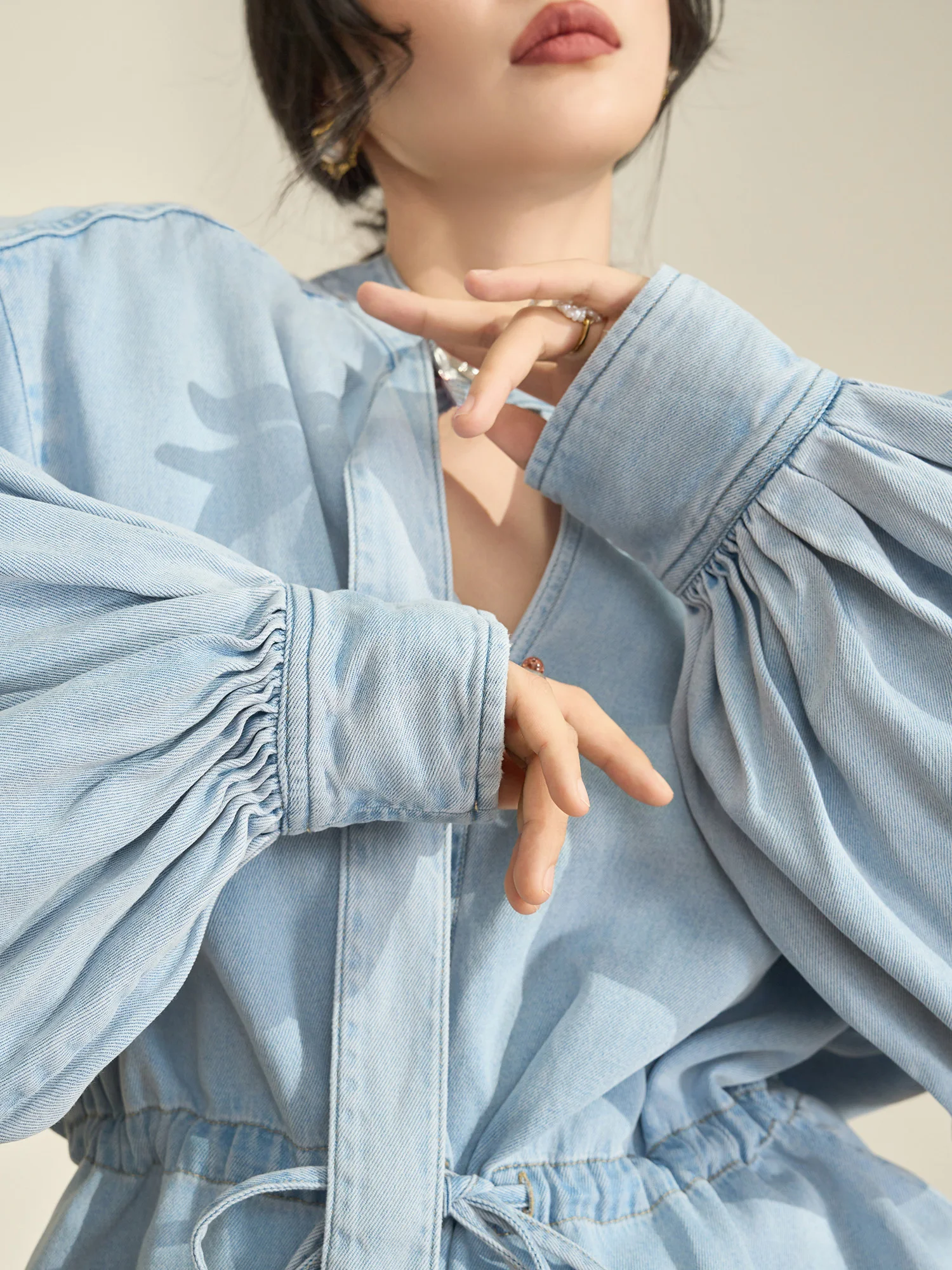 

Женская джинсовая рубашка Flowing Era с завязками на талии, приталенная, весенняя новинка, уникальный суперкрасивый топ для повседневной носки и поездок на работу