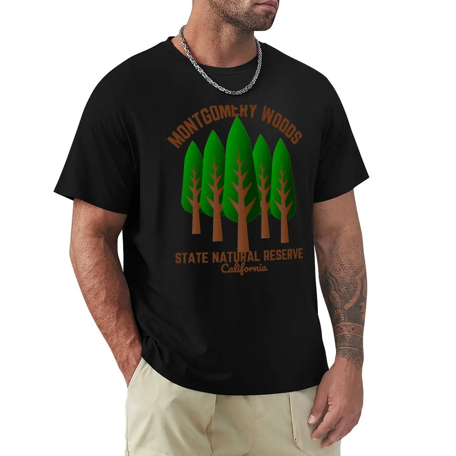 Reserva Natural Estadual Montgomery Woods, Ukiah Califórnia, Texto Marrom Escuro - Camiseta para Caminhada/Ao Ar Livre