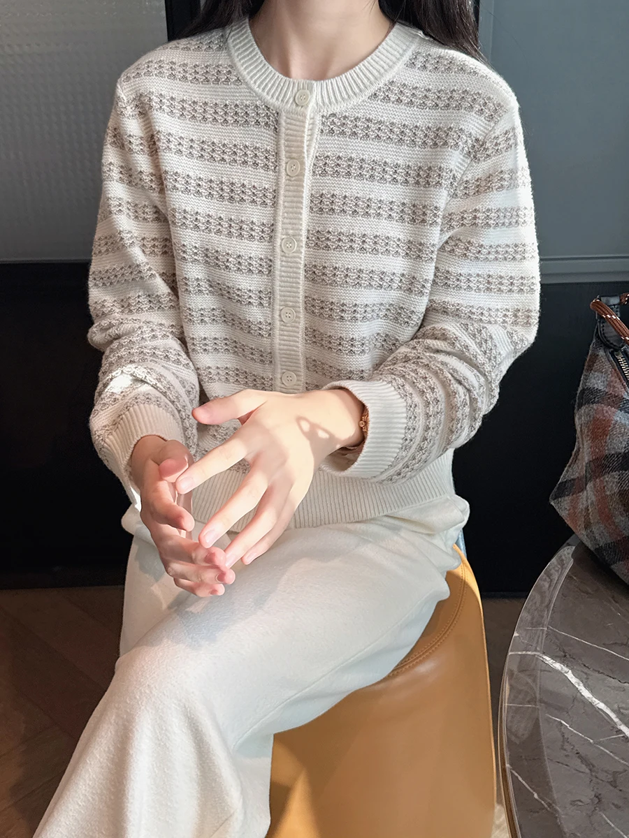 

Красивый вязаный кардиган из мериносовой шерсти с полосатым узором, на одной пуговице, с круглым вырезом, с золотыми и серебряными нитями, повседневный, с длинными рукавами.