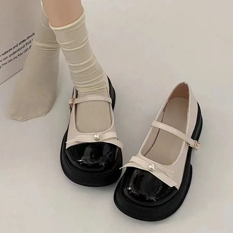 Sapatos elegantes de fivela de uma linha para mulheres, dedo do pé redondo, boca rasa, decoração de arco de salto médio, alta qualidade, 2024