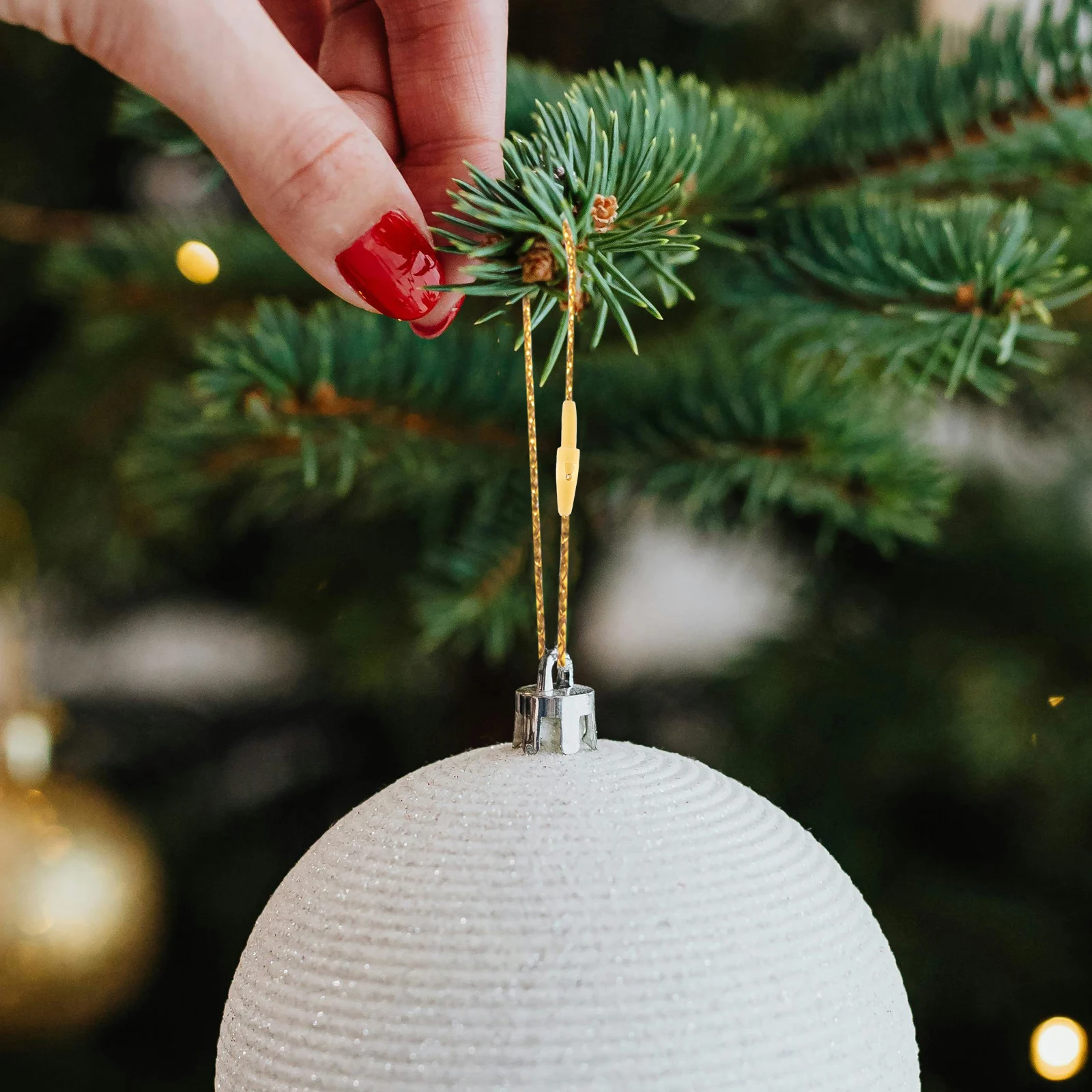 

100pcs Christmas Ornament Hangers String Precut Snap Fastener Golden Hook For Xmas Tree Party Holiday Decorations Hang Tag