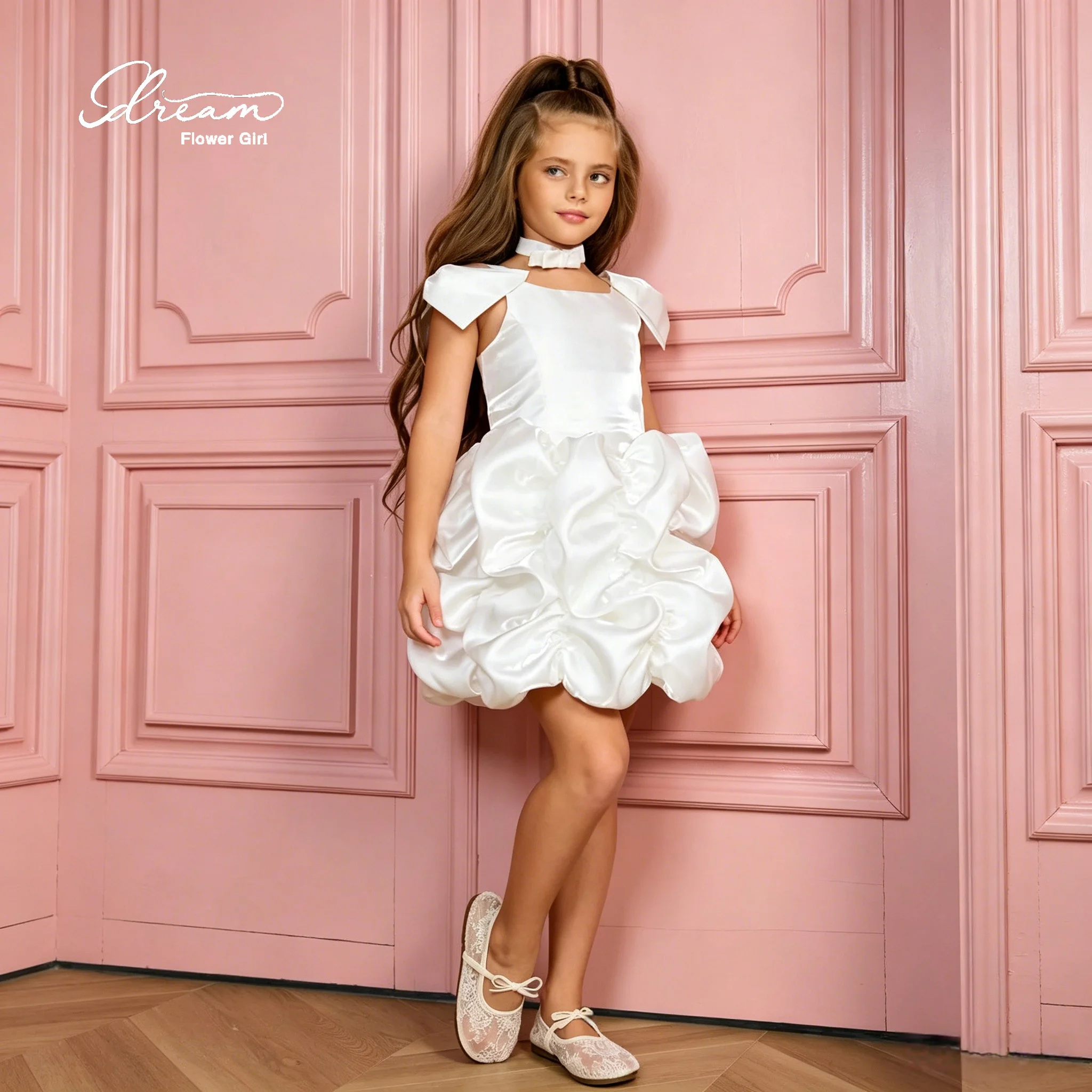 Elegant white satin round-neck full-length floor-length backless dress for formal occasions