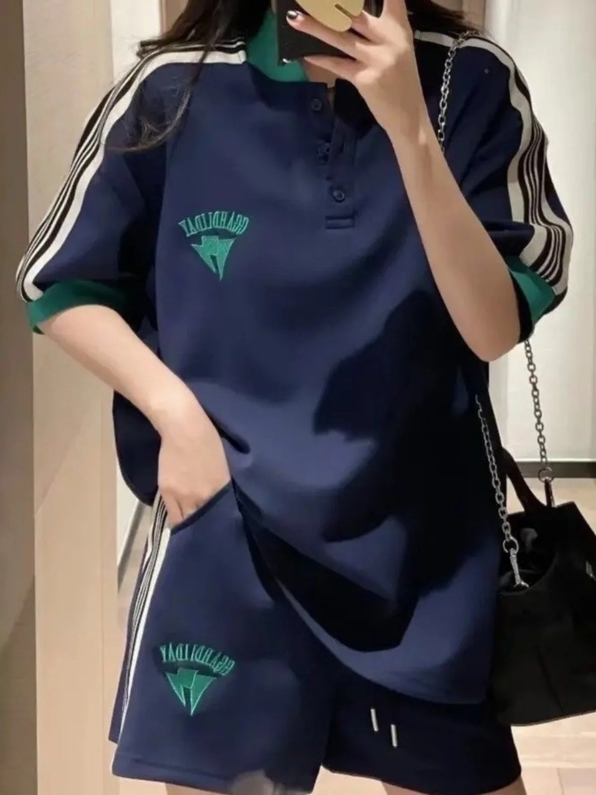 طقم ملابس رياضية كاجوال للنساء صيفي جديد على الطراز الكوري فضفاض وعصري شورت للجري طقم من قطعتين بأكمام قصيرة وياقة بولو