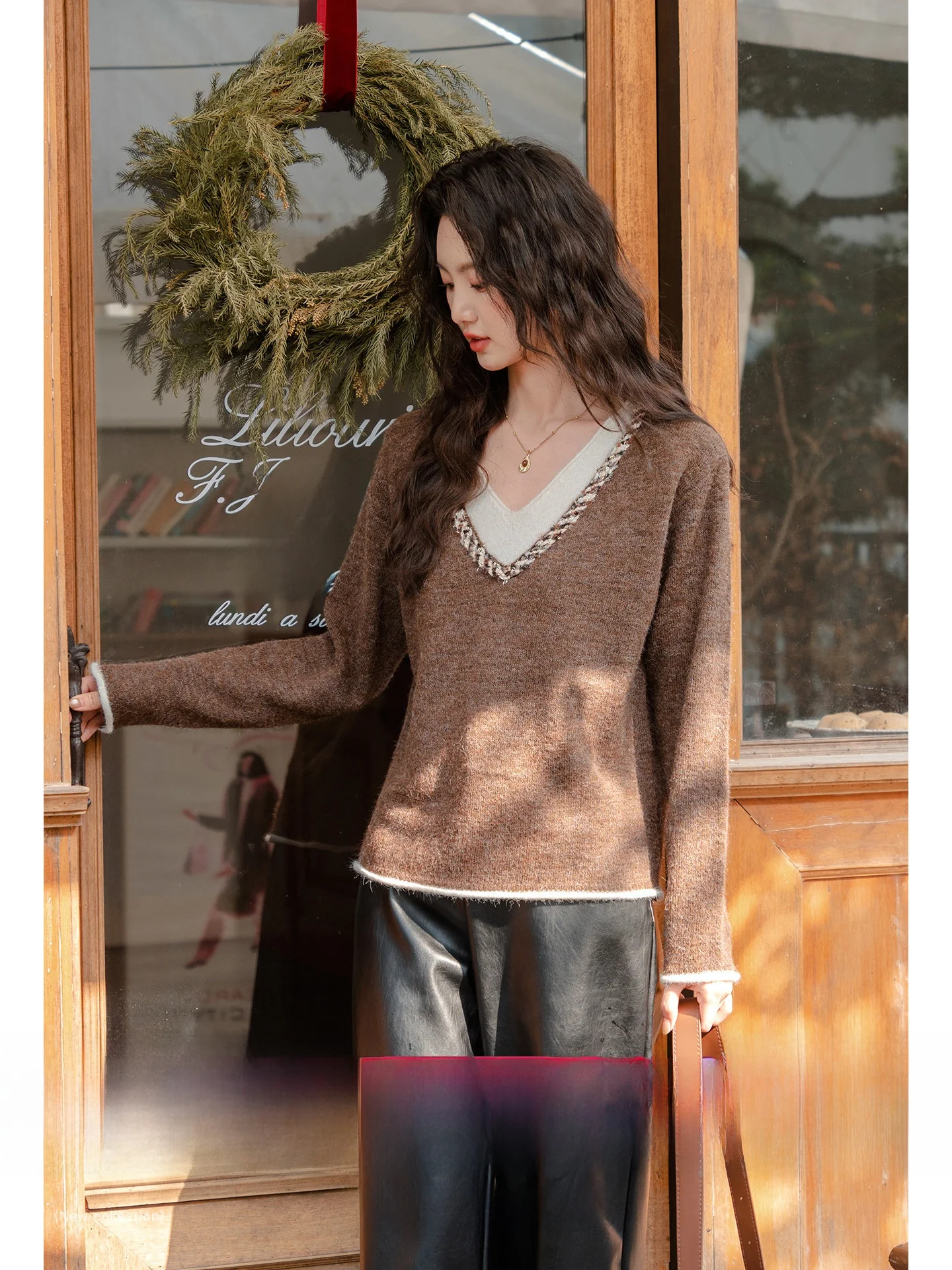 

Unique Beautiful Brown Woolen Sweater Women's Inner Wear Base Needle Thi Warm Knitted V-ne Fake Two-pieceretro Commute Sle