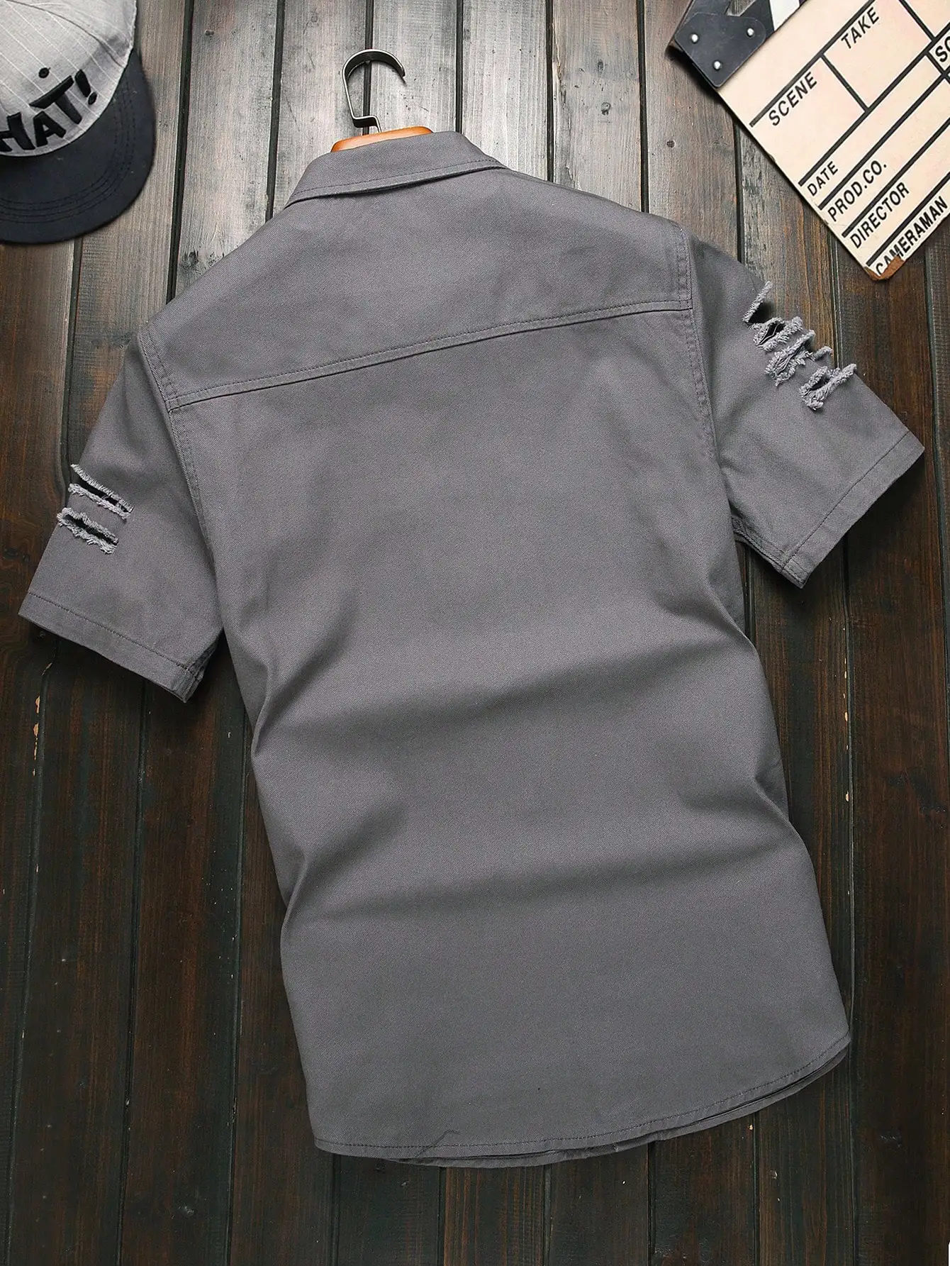 เสื้อเชิ้ตเดนิมแขนสั้นสีเทาเข้มสำหรับผู้ชาย รุ่นซัมเมอร์ แต่งรอยขาด ปกเสื้อแบบปกปกปกติ มีกระเป๋าเสื้อสองช่อง เก็บทรงสไตล์เสื้อทำงานได้ดี