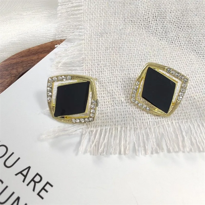 New Black Enamel Oil Rhombus Stud Earrings for Women Hollow Out Golden Metal Rhinestones Geometry Earrings Fashion Party Jewelry