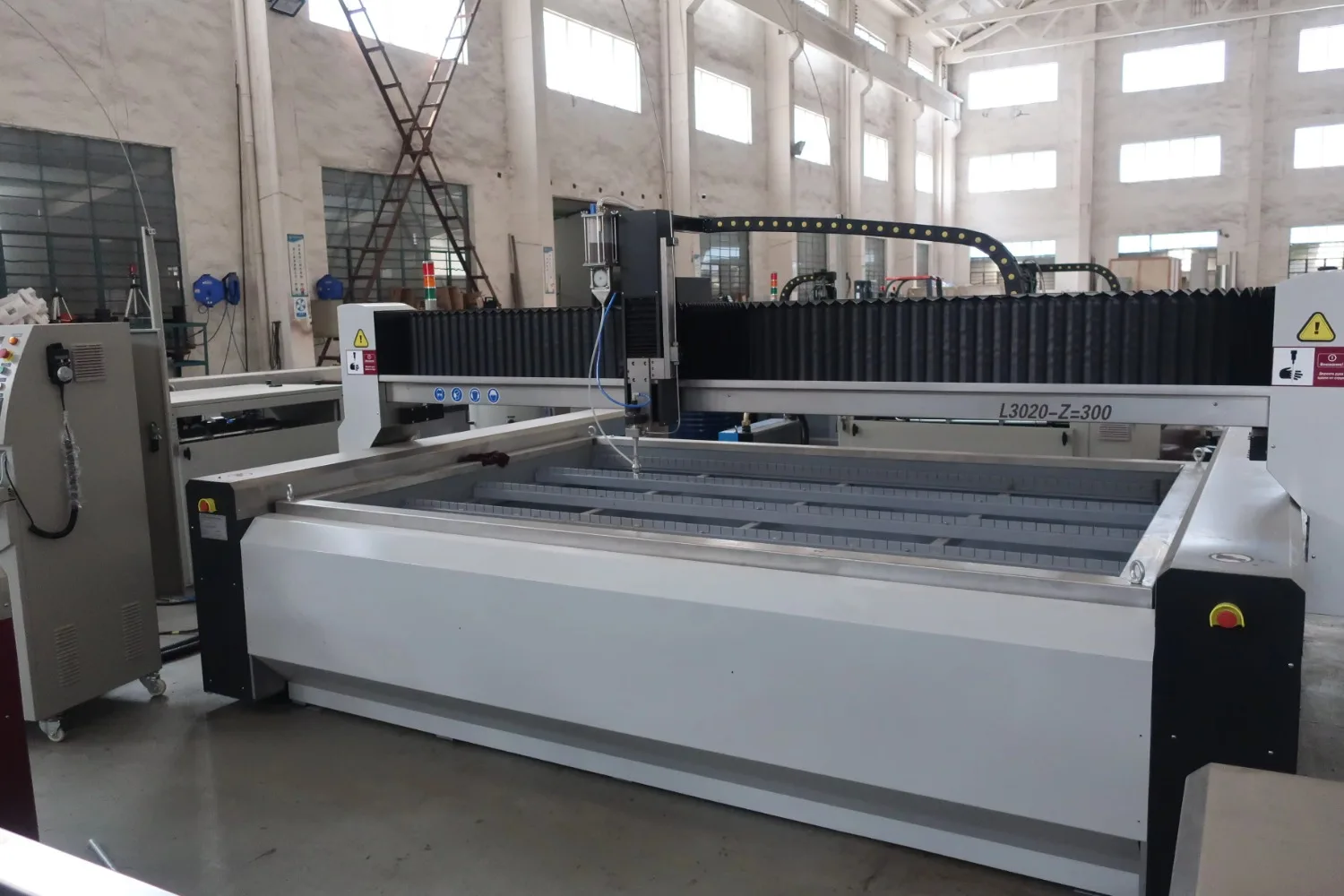 МАШИНА ДЛЯ РЕЗКИ ACCURL WATER JET 3015, SMART