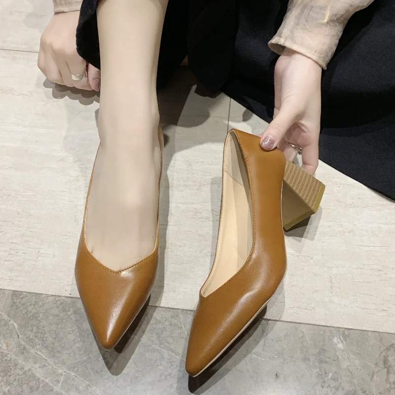 

Новая модная тенденция, туфли-лодочки на квадратном каблуке «Богиня», женская обувь, лакированная пикантная обувь для свадебной вечеринки, официальный отдых, супер большие размеры 2025