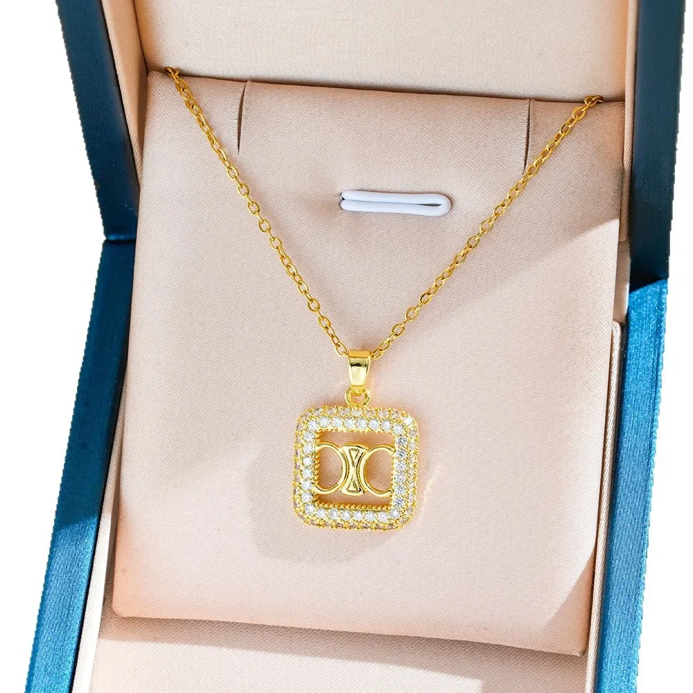 Новое простое, но легкое, роскошное ожерелье из титановой стали с буквами, инкрустированное бриллиантами. Модно.