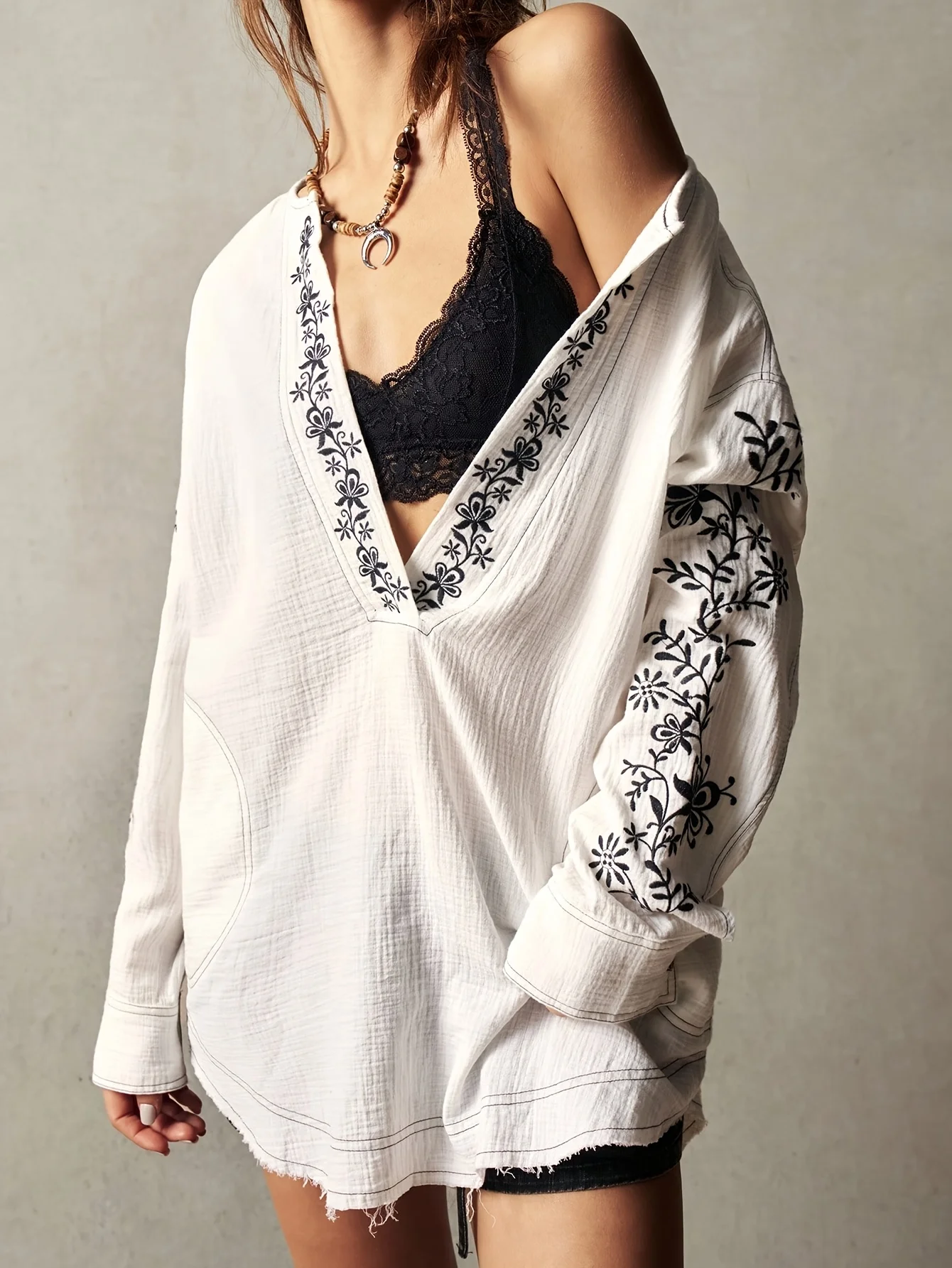 

Женская белая туника с цветочной вышивкой, V-образным вырезом, свободного кроя, с длинными рукавами, повседневная