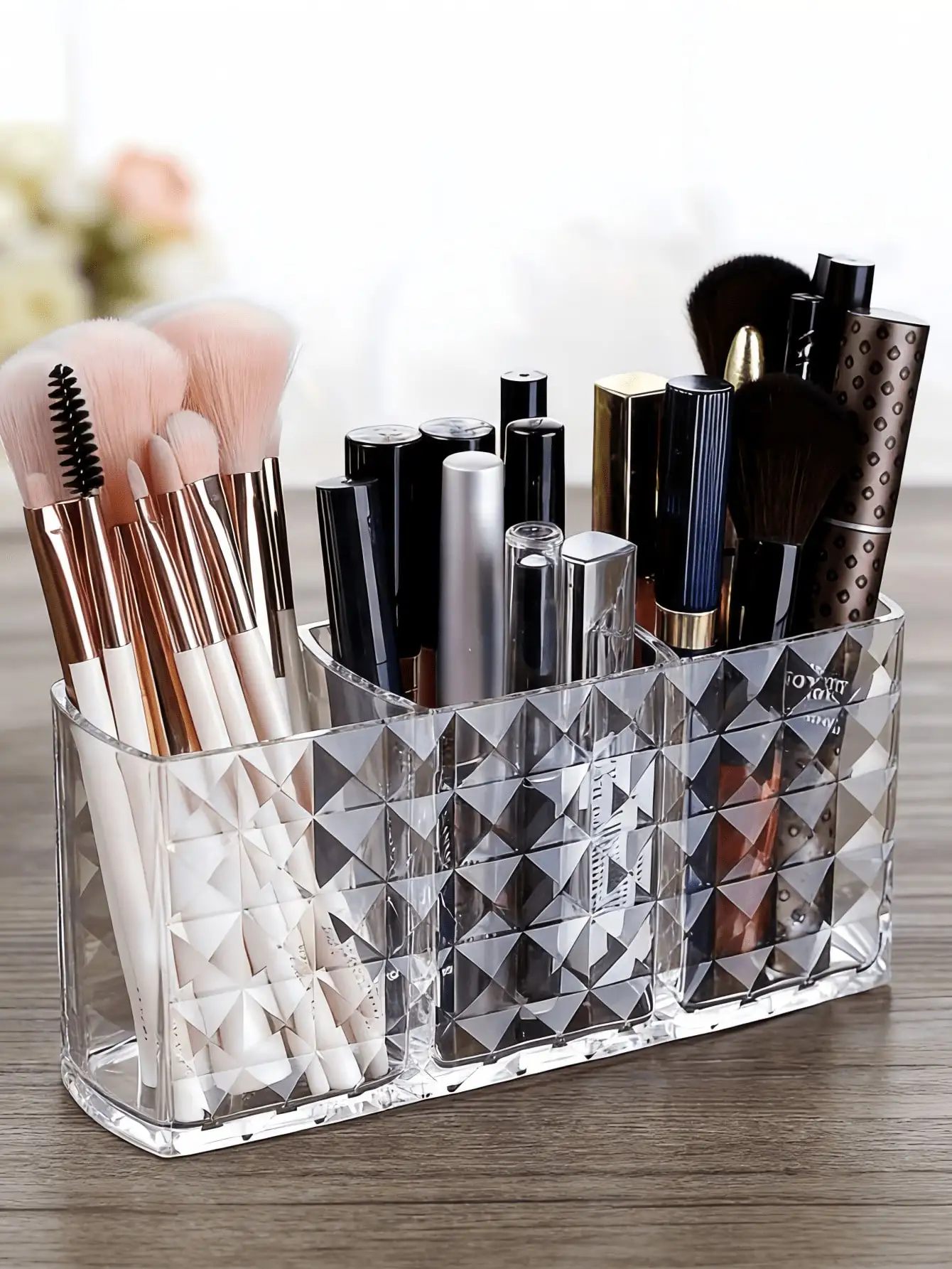 1 organiseur de pinceaux de maquillage ; une boîte de rangement pour pinceaux de maquillage en acrylique avec 4 compartiments, idéale pour ranger les pinceaux de maquillage, les crayons à sourcils, les rouges à lèvres et plus encore sur une coiffeuse de salle de bain. Sa texture ondulée la rend adaptée à une utilisation dans la cuisine, la chambre à coucher, le salon.
