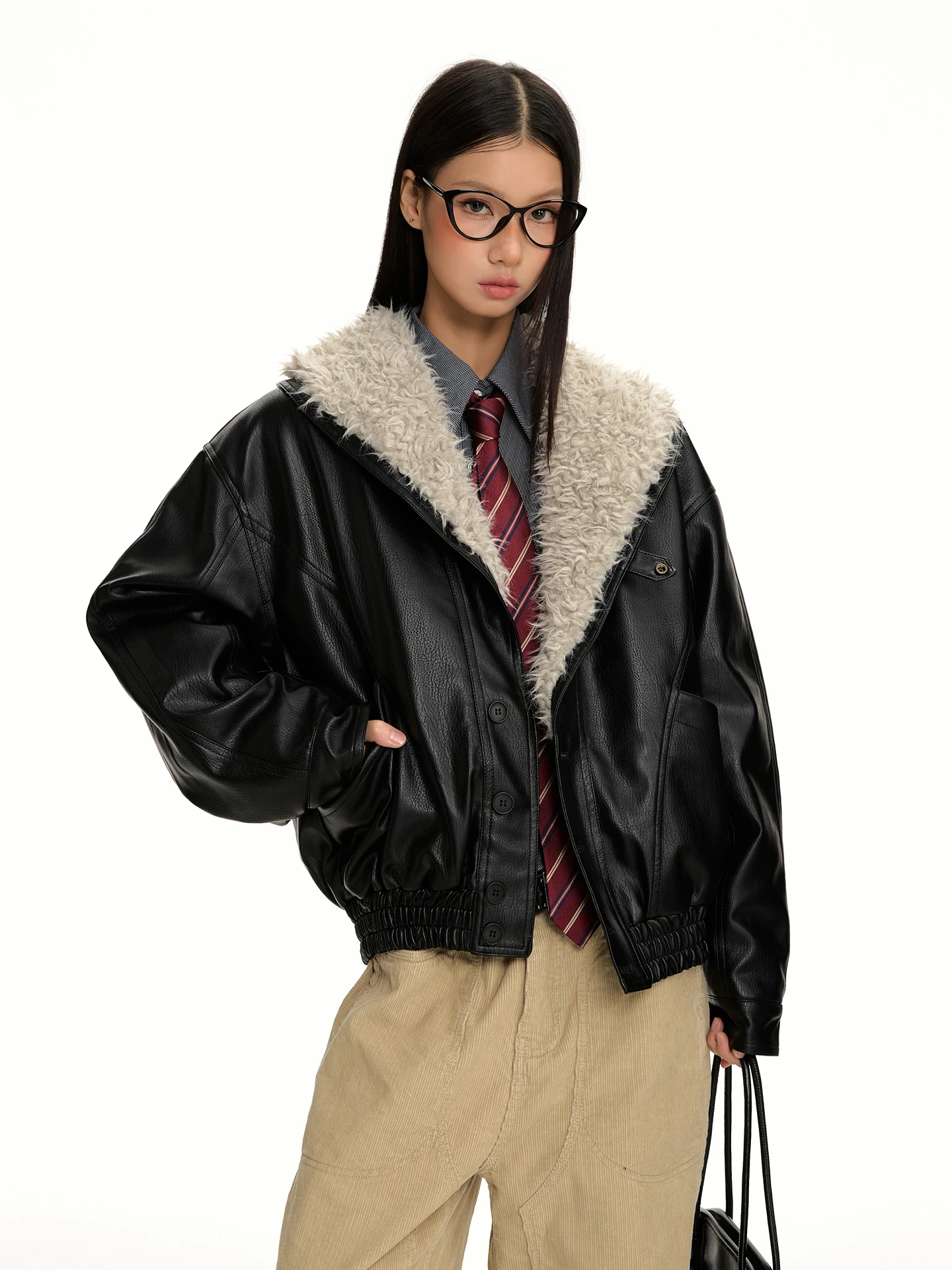 Jaqueta Feminina de Couro Preto com Gola de Pele de Cordeiro Estilo Retrô Americano, Acolchoada, de Alta Qualidade, Elegante e Corta-Vento para Inverno