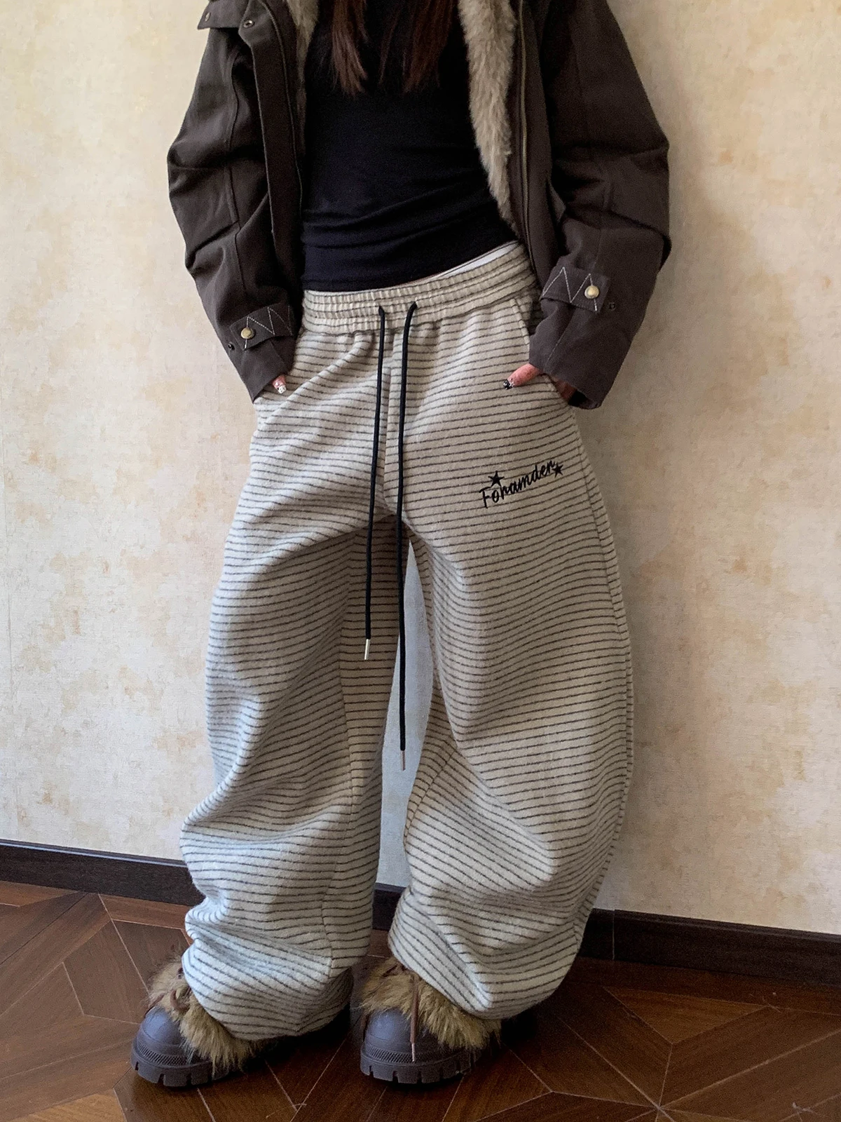 

Американские ретро-брюки в полоску с цветными вставками, повседневные, свободного кроя, с вышивкой, на шнурке, широкие, молодежные, стильные