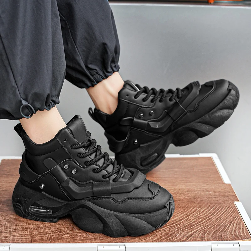 Herren-High-Top-Sneaker mit dicker Sohle, schlichter, aber hochwertiger Textur, mit dicken Schnürsenkeln und Metallnieten-Verzierung, luftgepolsterte dicke Sohlen für zusätzliche Höhe und Stoßdämpfung, erhältlich in Schwarz und Weiß, mit trendigem und robustem Design, geeignet für Herbst- und Winterkleidung, ideal für tägliche Ausflüge, Street-Casual-Looks und verschiedene andere Anlässe. – Detail 10