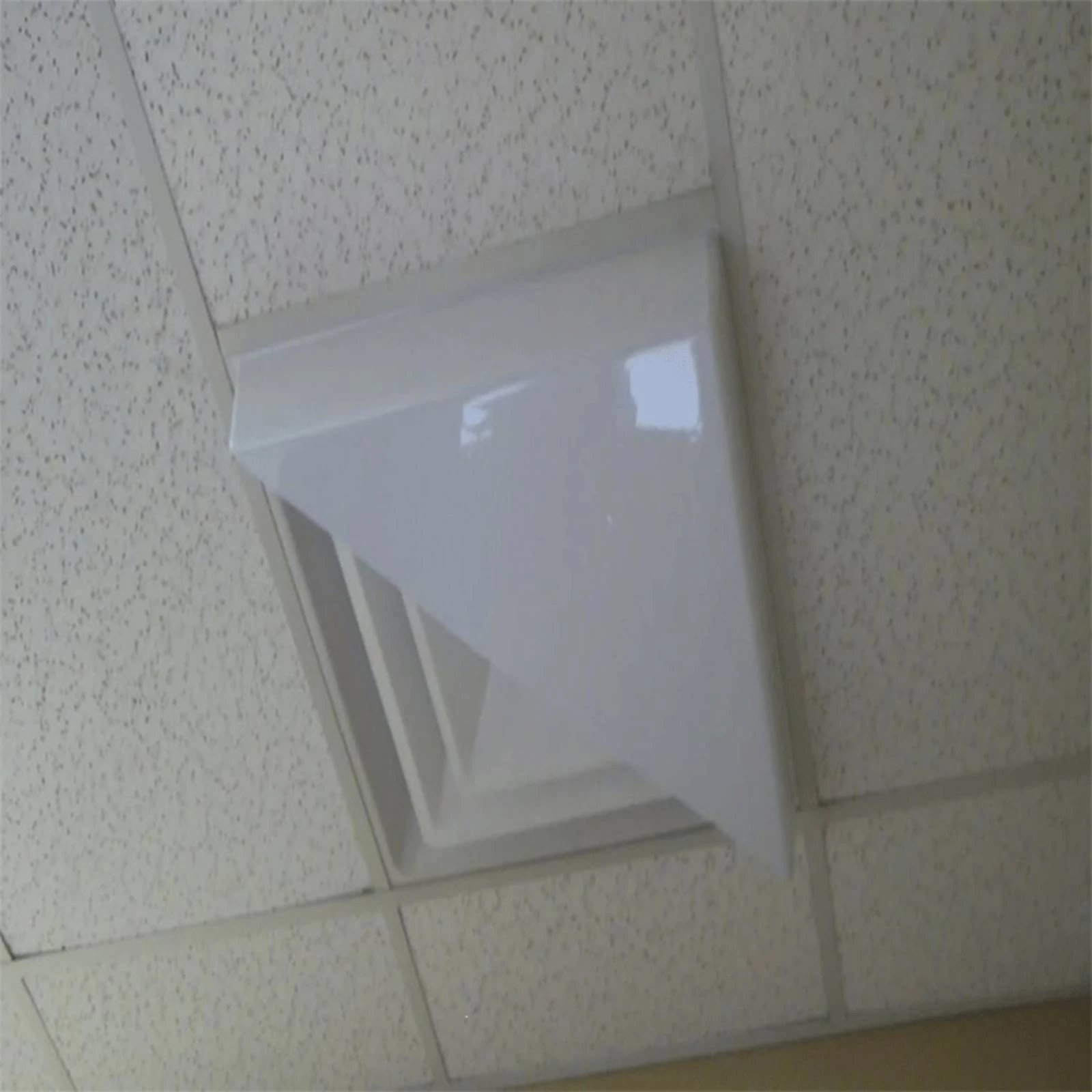 2 Pieces Ventilation Deflector Corrosion-Resistant Triangular Corner Air Diverter Vent Ventilation Redirector White for Office