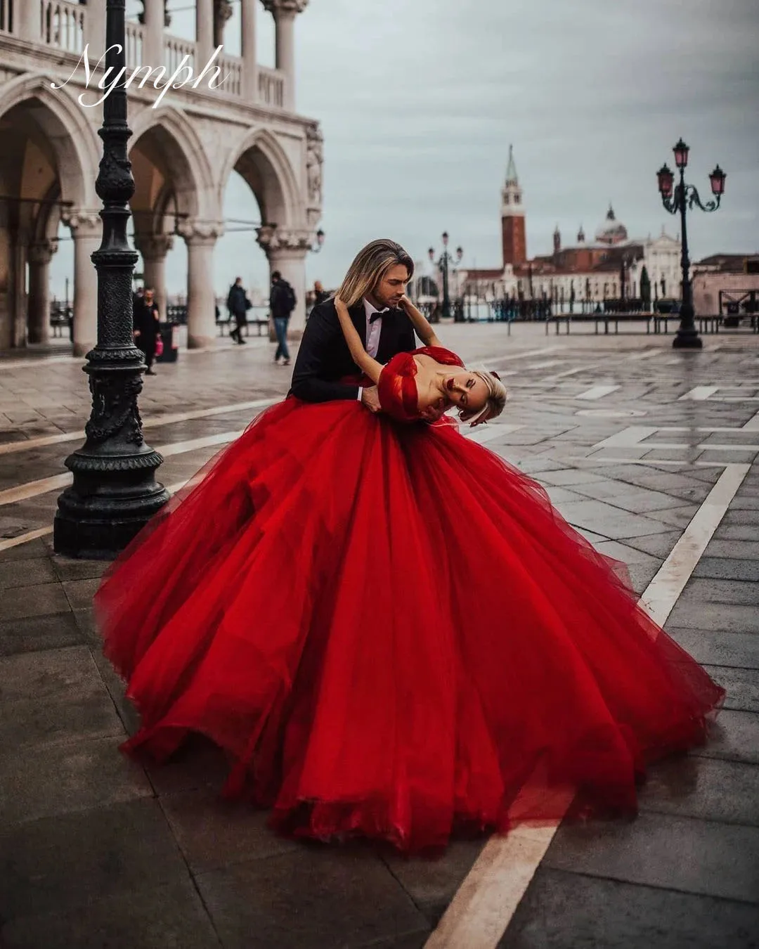 Romantico abito da ballo rosso abito da sposa con spalle scoperte soffice tulle abiti da sposa perline di cristallo abito da sposa personalizzato Robe De Mariée