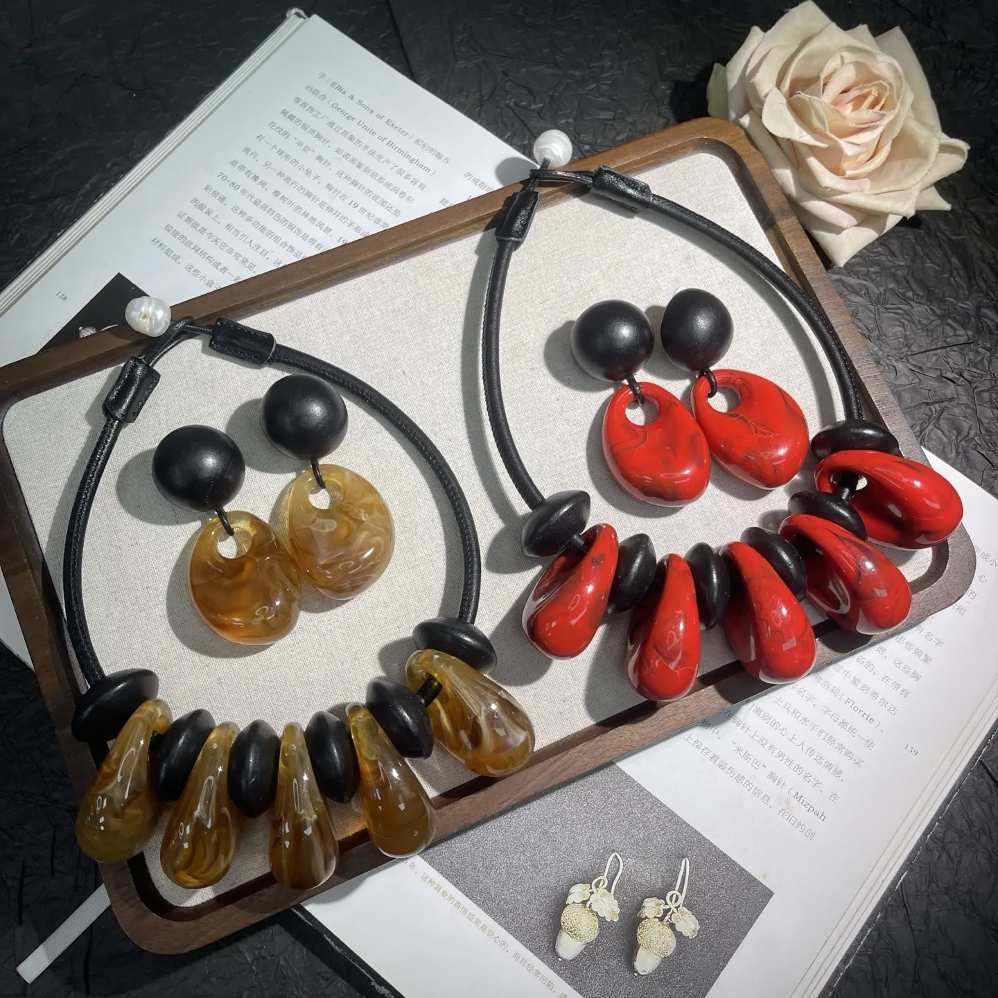 

High-end Fashion Women Exquisite Personalized Vintage Handcrafted Natural Baroque Pearls Sandalwood Resin Necklace and Earrings