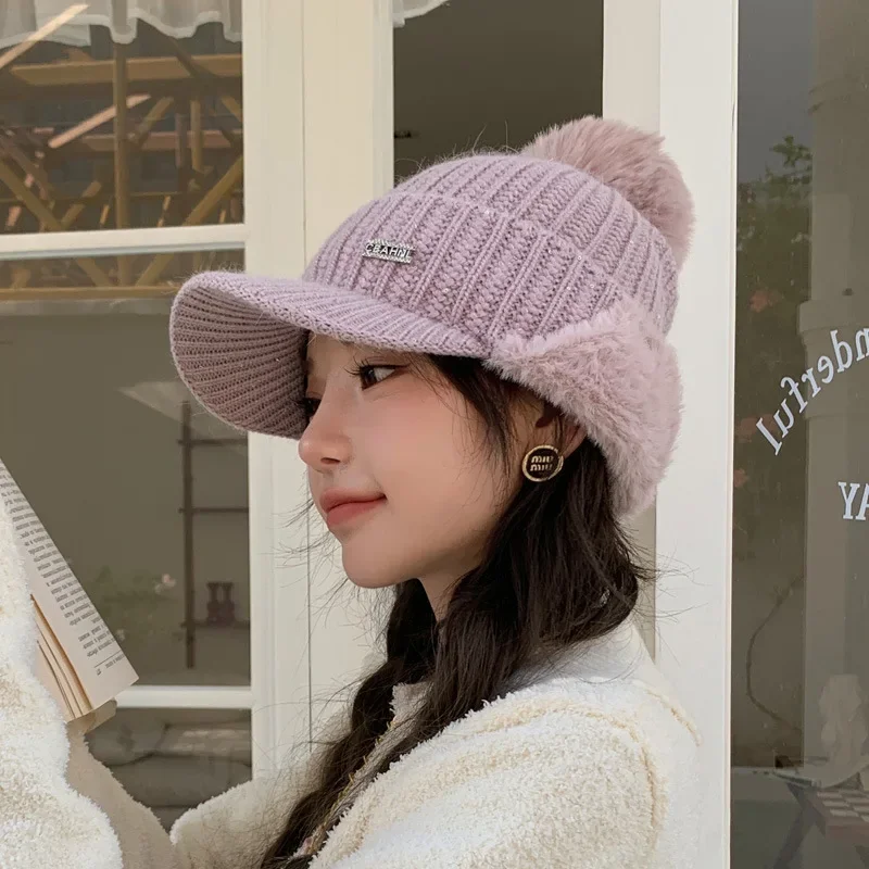 Sombrero de béisbol de punto con pompón de piel sintética para mujer, visera para el sol, orejeras, gorro de punto plano con lengüeta, novedad de