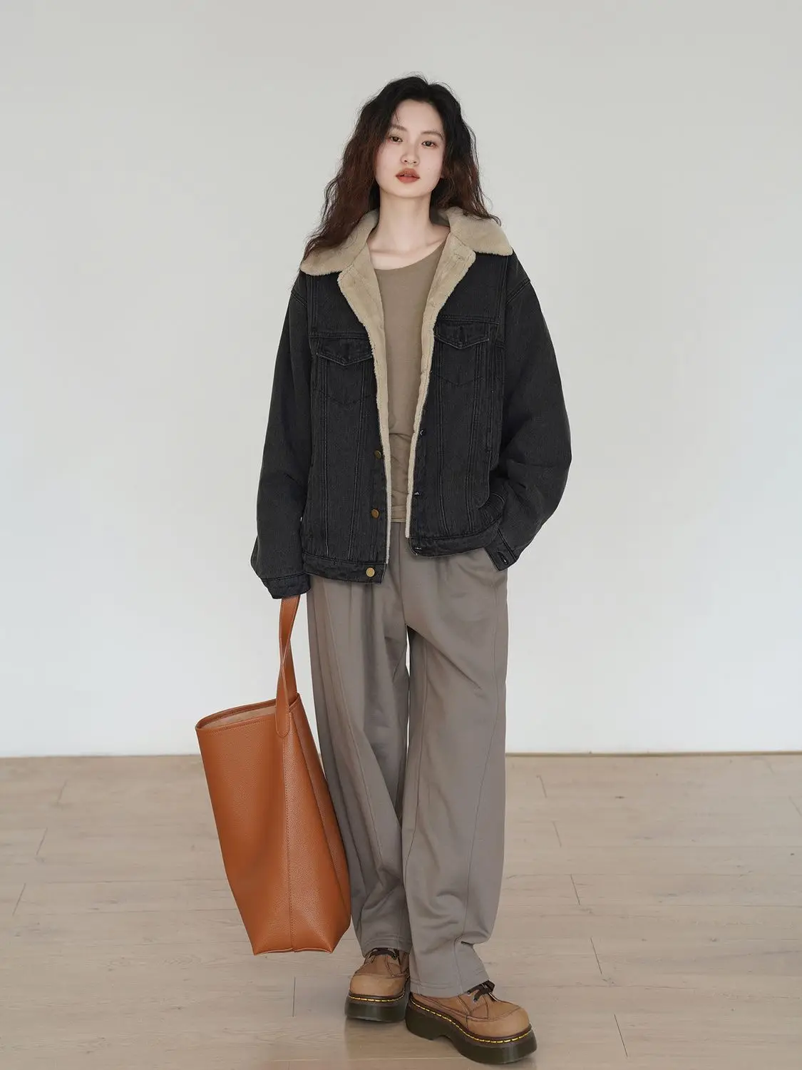 

Джинсовое пальто с мехом, плюшевые женские осенние универсальные куртки с воротником-стойкой в стиле минимализм, повседневные куртки с клапаном на пуговицах для колледжа