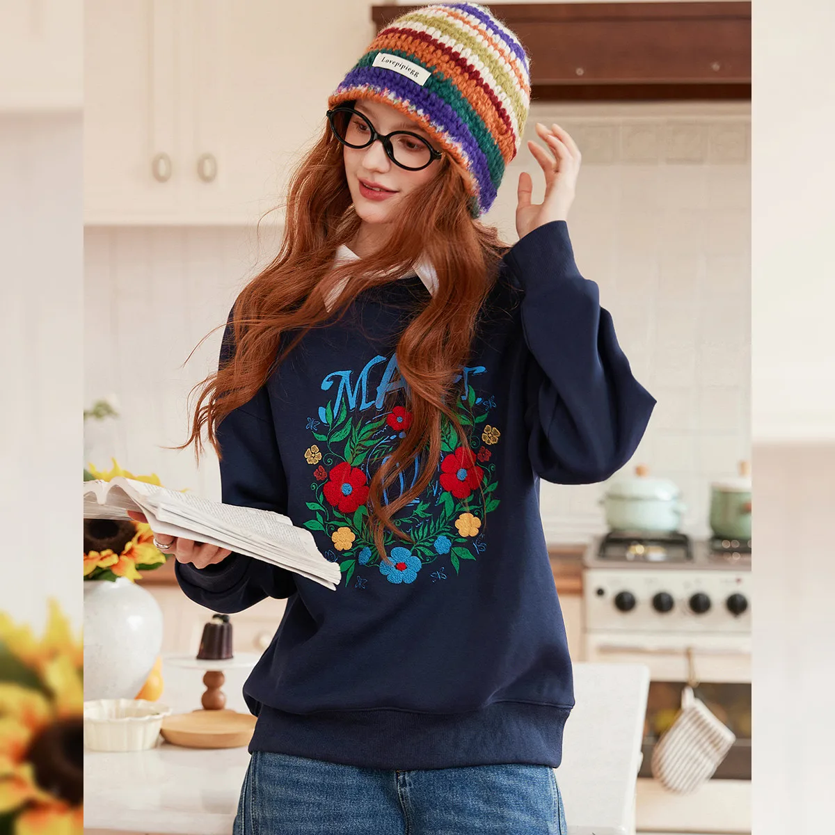 LOUIS YAO جديد مطبوعة مطرزة الجولة الرقبة البلوز 2025 الخريف تصميم مايكرو مرونة قطرة الكتف المرأة عارضة البلوز