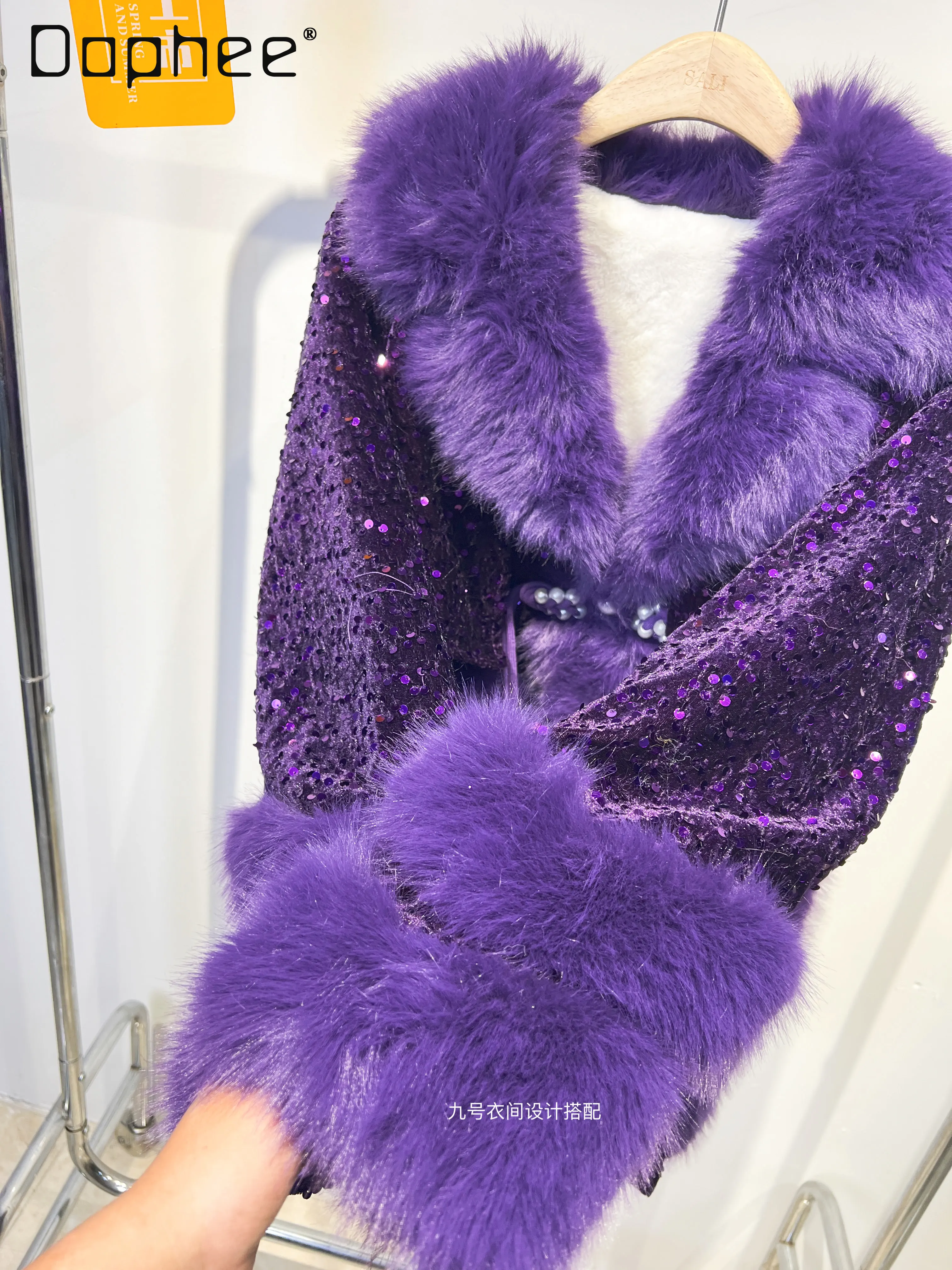 

Европейские товары, модное теплое пальто из искусственного лисьего меха с лацканами, плотное толстое пальто с блестками, новинка зимы 2025 года, элегантное женское пальто из искусственного меха